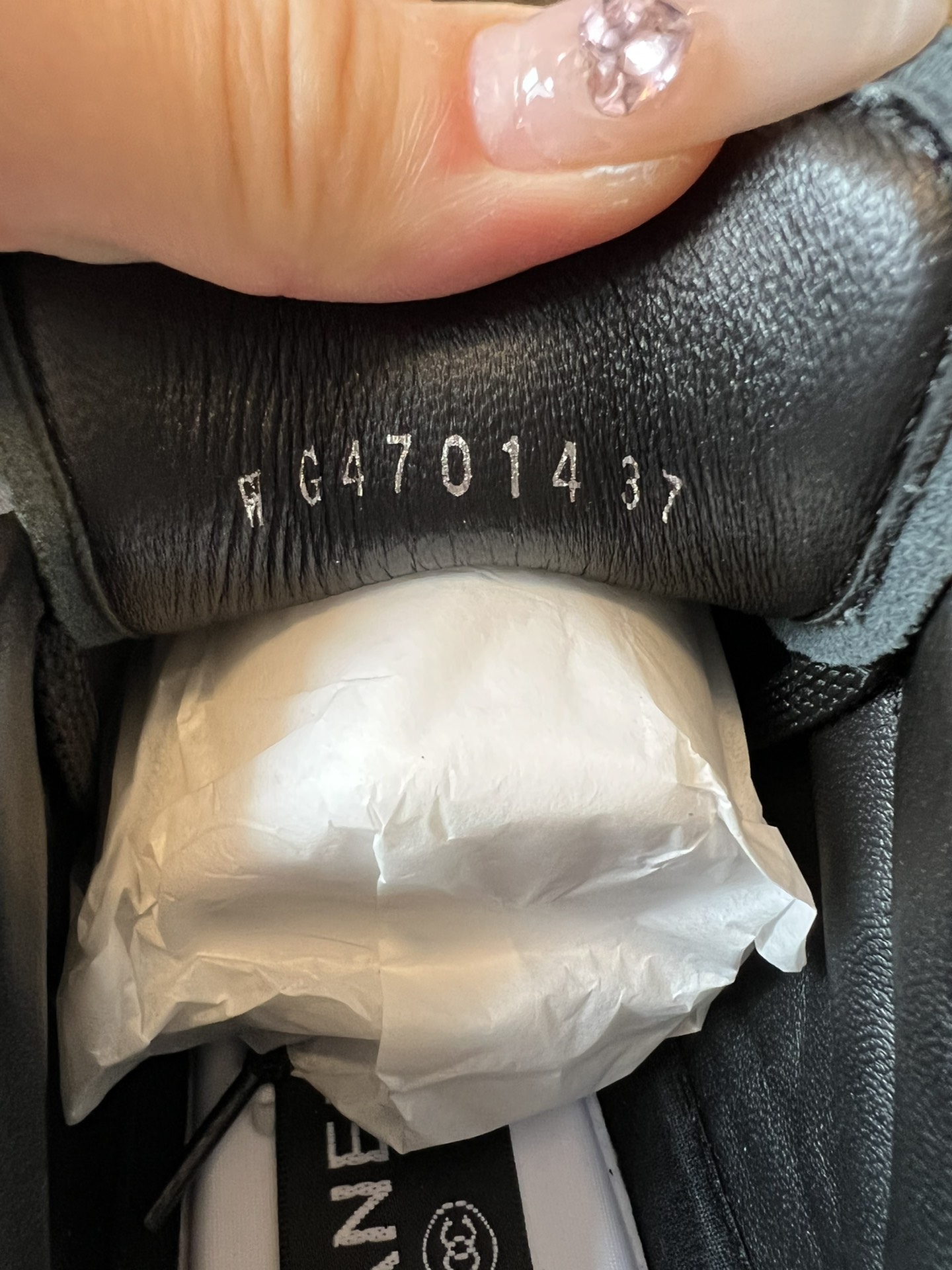 Chane* 25ss 经典款菱格运动鞋休闲鞋鞋身采用香奈儿经典菱格绗缝工艺，搭配鞋舌处的品牌标识与金属