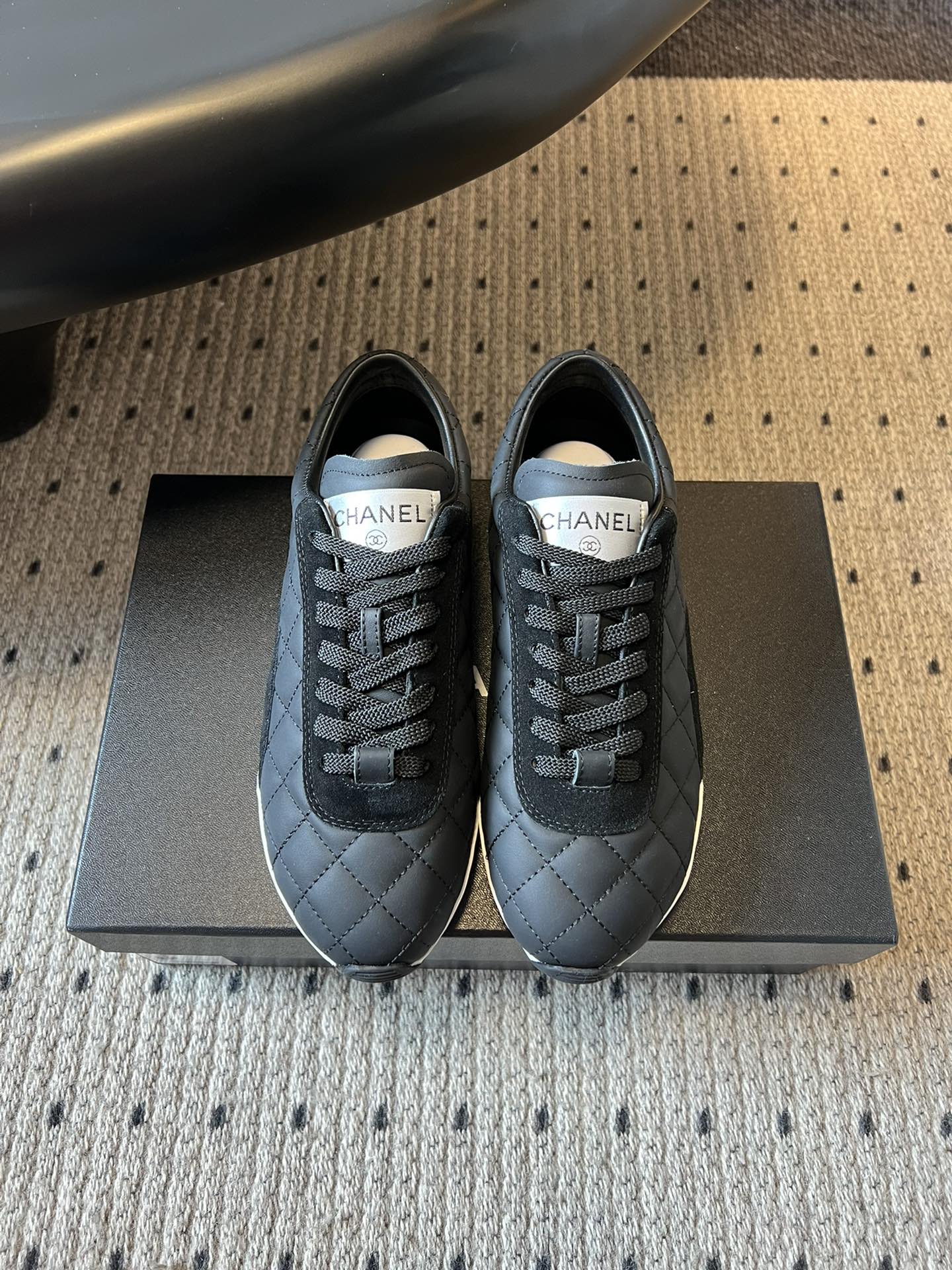 Chane* 25ss 经典款菱格运动鞋休闲鞋鞋身采用香奈儿经典菱格绗缝工艺，搭配鞋舌处的品牌标识与金属