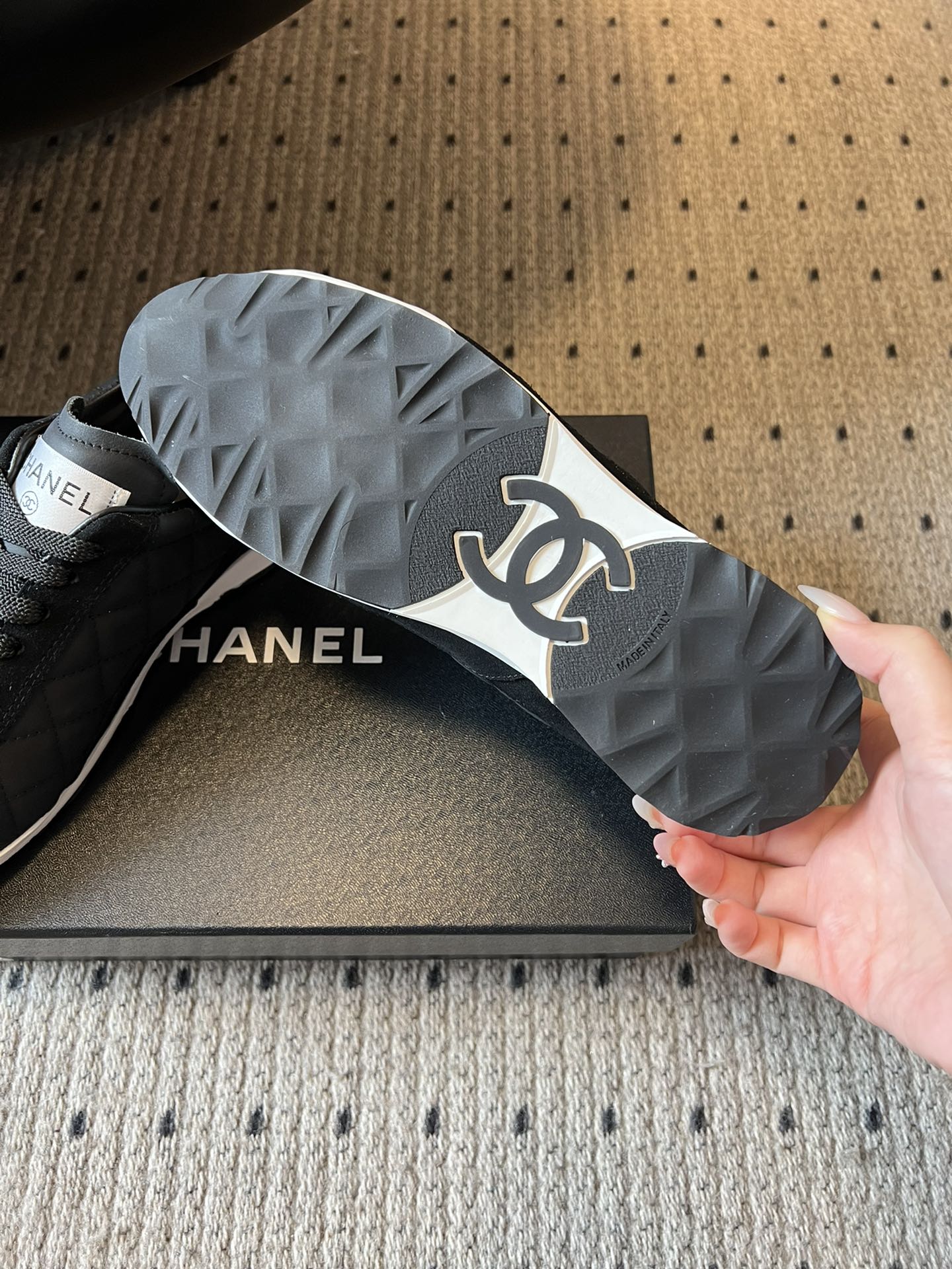 Chane* 25ss 经典款菱格运动鞋休闲鞋鞋身采用香奈儿经典菱格绗缝工艺，搭配鞋舌处的品牌标识与金属