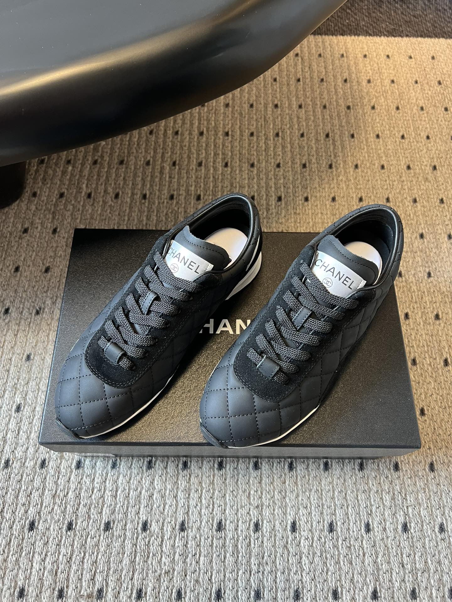 Chane* 25ss 经典款菱格运动鞋休闲鞋鞋身采用香奈儿经典菱格绗缝工艺，搭配鞋舌处的品牌标识与金属