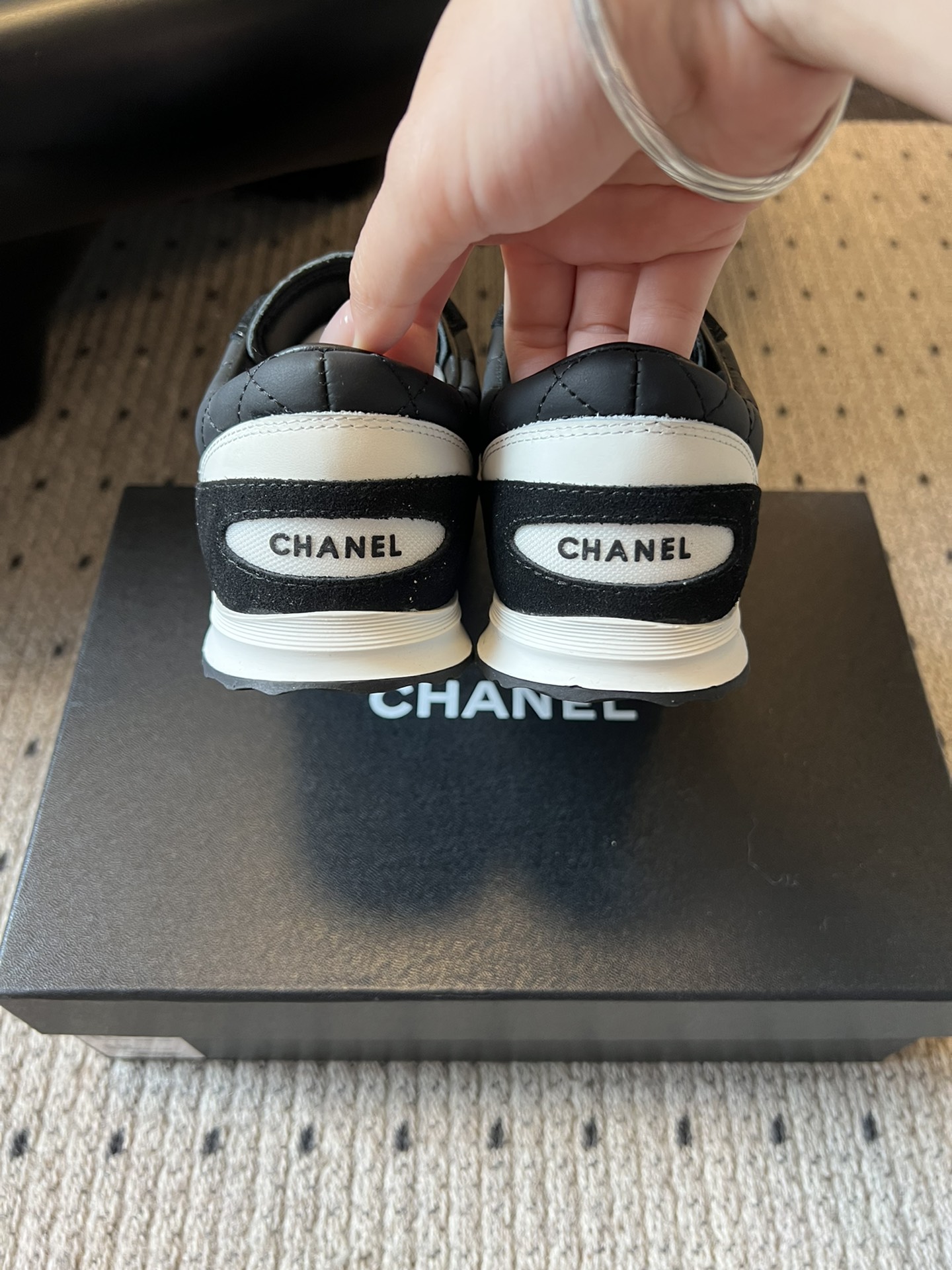 Chane* 25ss 经典款菱格运动鞋休闲鞋鞋身采用香奈儿经典菱格绗缝工艺，搭配鞋舌处的品牌标识与金属