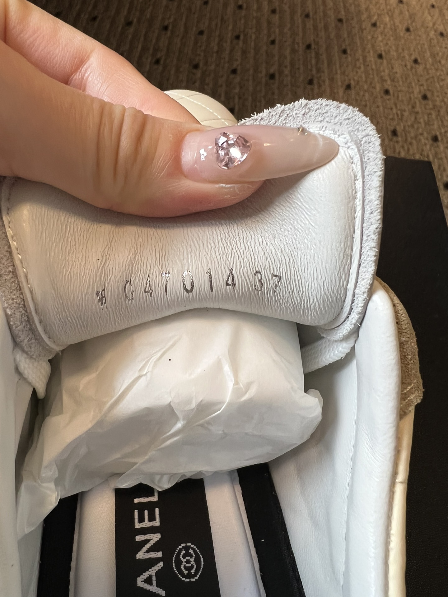 Chane* 25ss 经典款菱格运动鞋休闲鞋鞋身采用香奈儿经典菱格绗缝工艺，搭配鞋舌处的品牌标识与金属