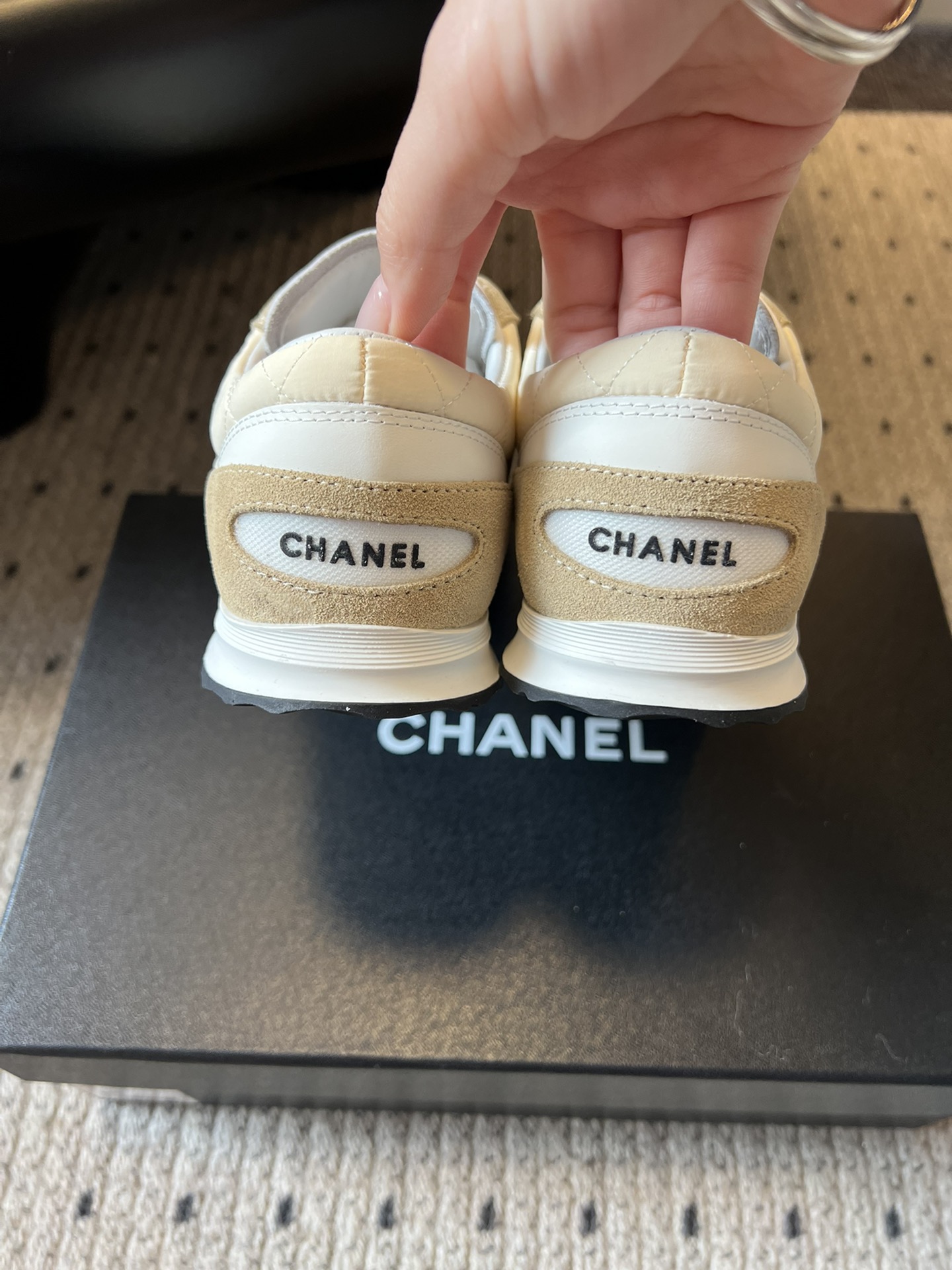 Chane* 25ss 经典款菱格运动鞋休闲鞋鞋身采用香奈儿经典菱格绗缝工艺，搭配鞋舌处的品牌标识与金属