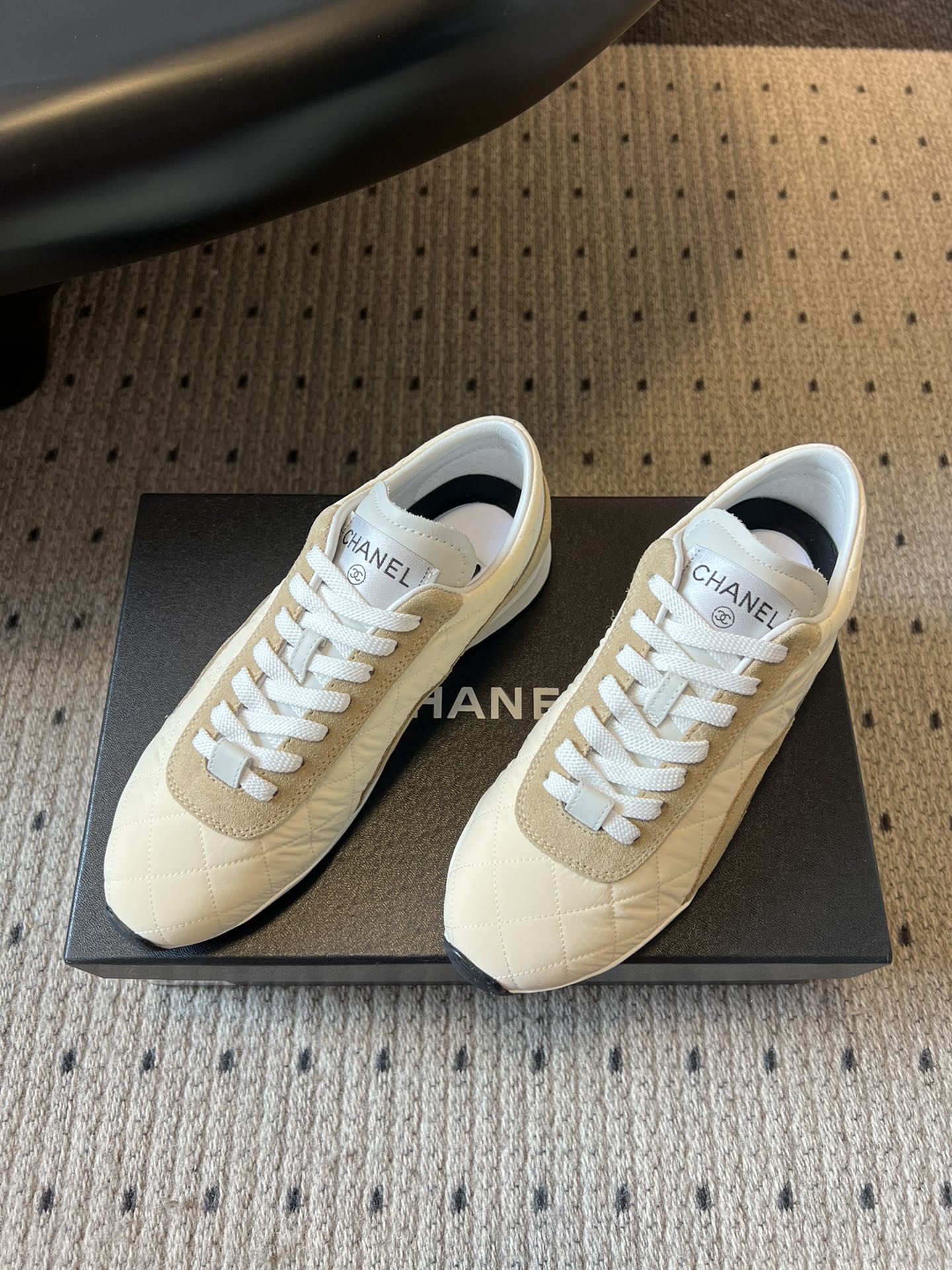 Chane* 25ss 经典款菱格运动鞋休闲鞋鞋身采用香奈儿经典菱格绗缝工艺，搭配鞋舌处的品牌标识与金属