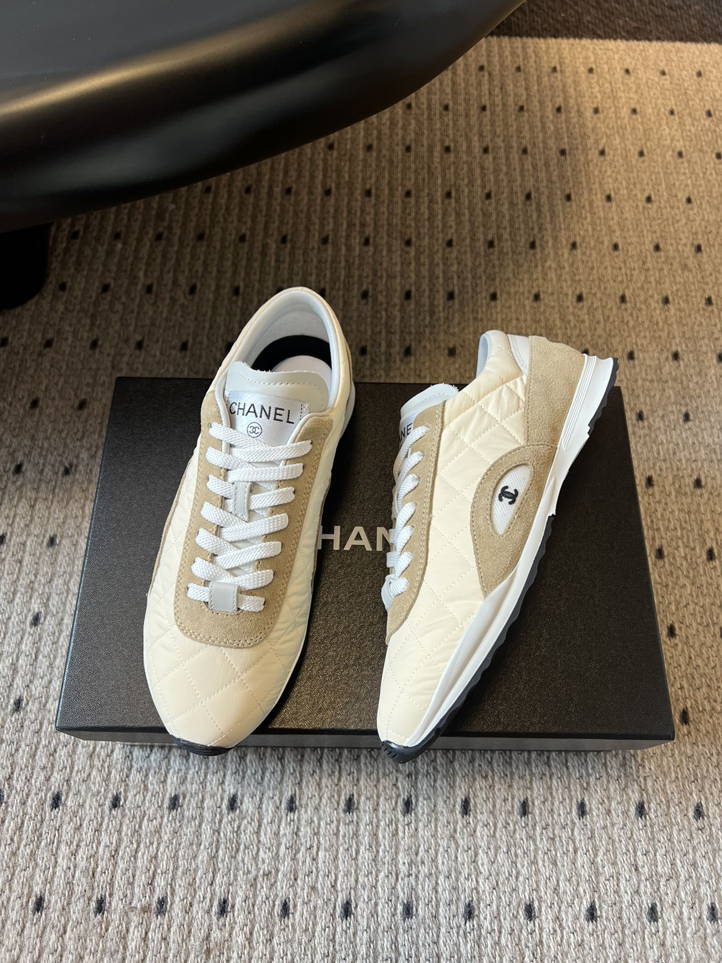 Chane* 25ss 经典款菱格运动鞋休闲鞋鞋身采用香奈儿经典菱格绗缝工艺，搭配鞋舌处的品牌标识与金属