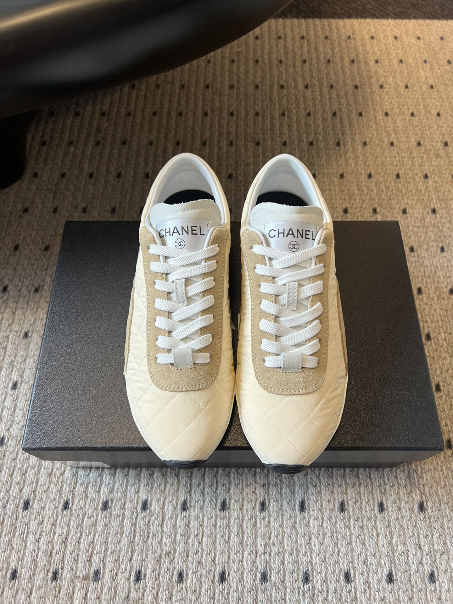 NO:625808,Chane* 25ss classic rhombus sports shoes and casual shoes. The body of the shoe adopts Chanel's classic rhombus quilting process, and is decorated with the brand logo and metal logo on the tongue. It is highly recognizable. The upper is made of fine leather and suede material, with a soft and crisp texture, taking into account both sophistication and durability.  It is a low-top casual shoe type. The shoe last fits the shape of the foot and is matched with a lightweight sole. It is light and comfortable for walking. It is suitable for daily commuting or leisure occasions. It comes in a variety of pastel colors such as cream, light blue, black, pink, white, etc. The style is fresh and gentle, suitable for a variety of wear. Material: cow suede/cowhide, sheepskin lining, outsole, original molded outsole, increased by 3cm  size 35-40 (customized sizes 40 are non-refundable), casual shoes/sports shoes, chanel, chanel, sneakers, cowhide, sheepskin19860909Chane* 25ss 经典款菱格运动鞋休闲鞋 鞋身采用香奈儿经典菱格绗缝工艺,搭配鞋舌处的品牌标识与金属Logo装饰,辨识度高.鞋面结合了细腻皮革与绒面材质,质感柔软且挺括,兼顾精致感与耐用性. 是低帮休闲鞋型,鞋楦贴合脚型,搭配轻质鞋底,走路轻盈舒适,日常通勤或休闲场合都适配.有奶黄、浅蓝、黑色、粉色、白色等多种柔和配色,风格偏清新温柔,适配多种穿搭. 材质牛反绒/牛皮 内里羊皮 大底原版开模大底 增高3cm size35-40码（40码定制不退换）,休闲鞋/运动鞋,chanel,chanel,sneakers,cowhide,sheepskin,Women's Shoes