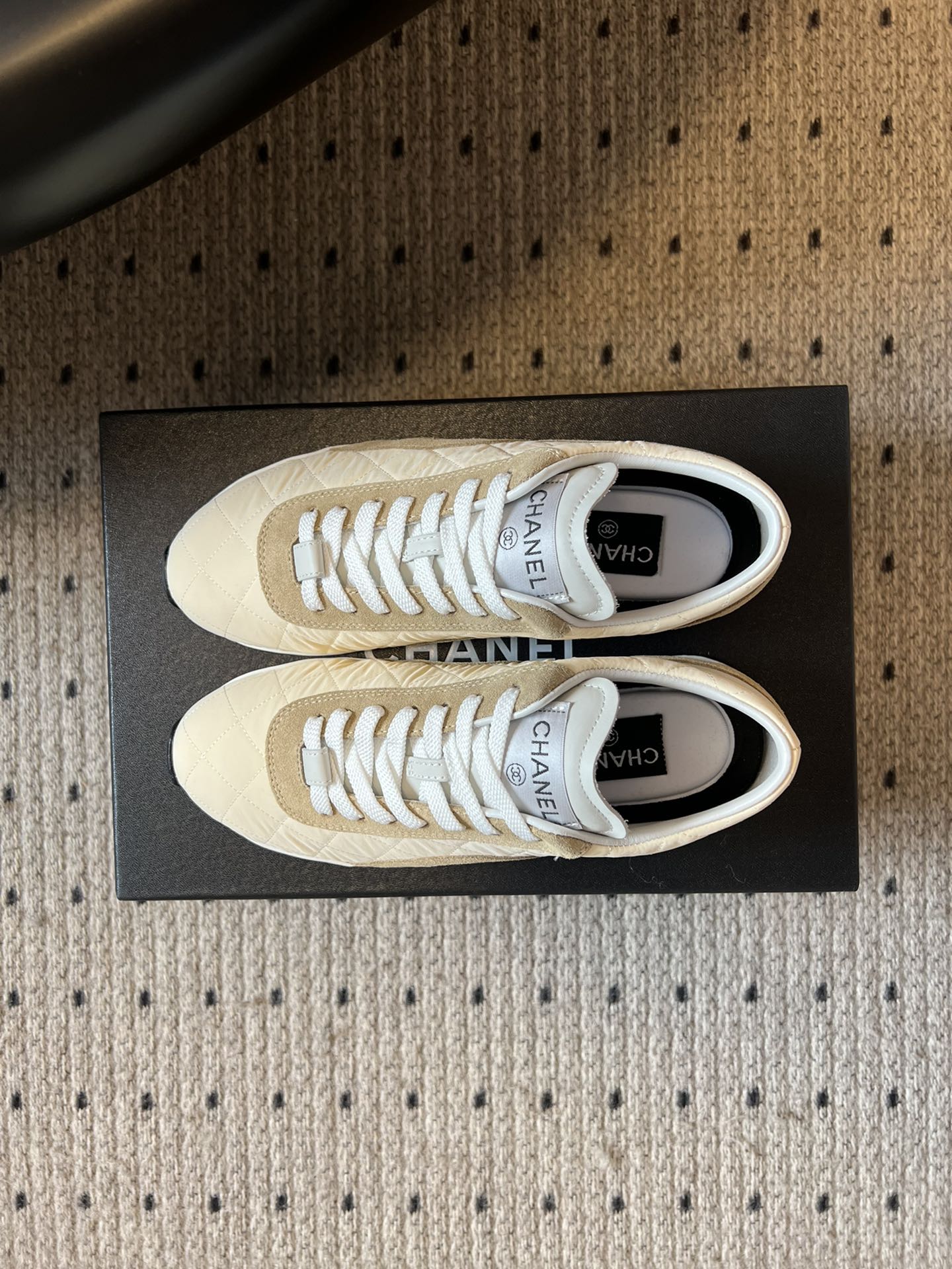 Chane* 25ss 经典款菱格运动鞋休闲鞋鞋身采用香奈儿经典菱格绗缝工艺，搭配鞋舌处的品牌标识与金属