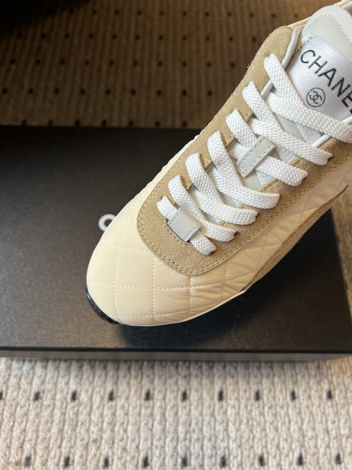 Chane* 25ss 经典款菱格运动鞋休闲鞋鞋身采用香奈儿经典菱格绗缝工艺，搭配鞋舌处的品牌标识与金属