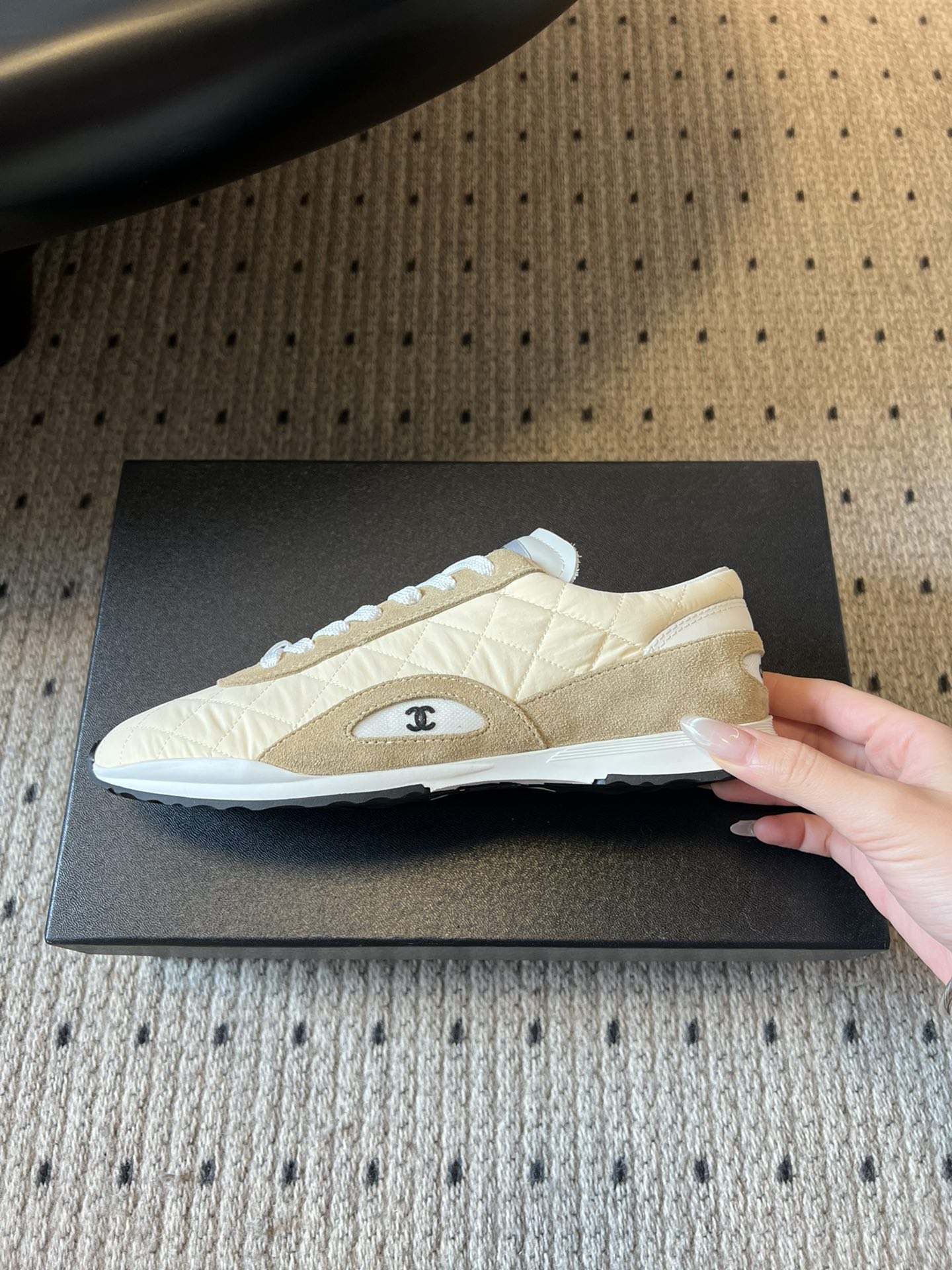 Chane* 25ss 经典款菱格运动鞋休闲鞋鞋身采用香奈儿经典菱格绗缝工艺，搭配鞋舌处的品牌标识与金属
