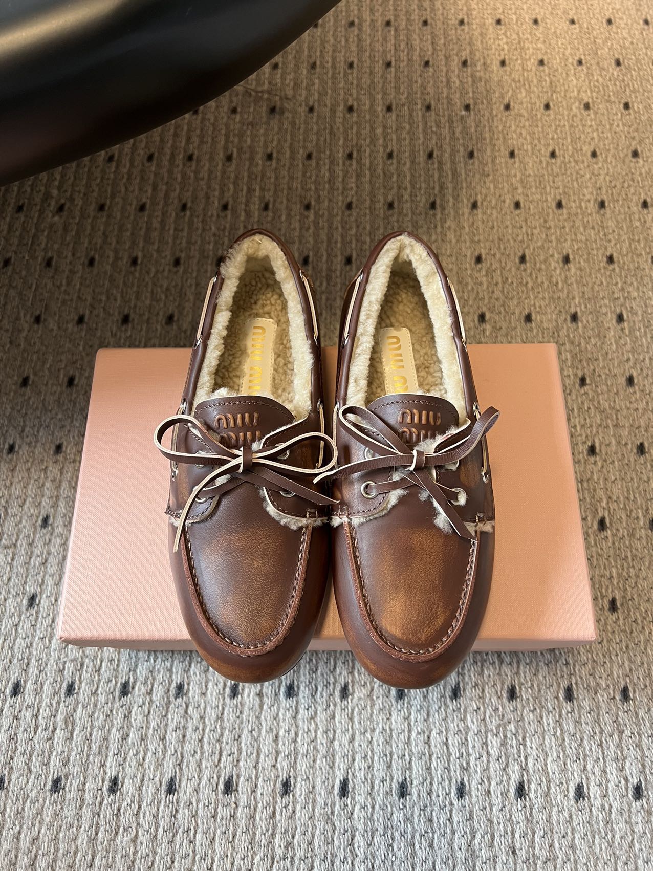 NO:628764,Top quality Miu Mi* 25ss retro velvet warm lace-up loafers, classic boat shoe shape + distressed brown leather, with the brand's iconic 'Miu Miu embossing + lace-up bow', the combination of sweet elements and retro texture is highly recognizable; the interior is lined with thick lamb wool, which combines winter warmth with a soft and waxy feel.  Versatile style for autumn and winter - paired with woolen pants for a 'college lady style', paired with a short skirt and pile of socks for a 'sweet and cool girly look', and can even be worn with a coat for a casual look, it is a winter shoe that is 'warm without losing a sense of fashion'. The shoe shape is loose and does not squeeze the feet, and the rubber sole is light and non-slip, which can not only cope with daily commuting, but also meet the needs of warmth in low temperature environments. The upper layer is cowhide, the lining is wool, and the original rubber outsole is increased by 2cm.  size 35-40 (customized sizes 40 are non-refundable), loafers, miumiu, loafers, skirts, cowhide19860909顶级品质 Miu Mi* 25ss复古加绒保暖系带乐福鞋 经典船鞋型+做旧棕皮革,搭配品牌标志性的“Miu Miu压纹+系带蝴蝶结”,甜美元素和复古质感结合,辨识度很高；内里是厚实羊羔毛衬里,兼顾了冬日保暖和软糯脚感. 秋冬万能款——搭毛呢裤是“学院大小姐风”,配短裙+堆堆袜是“甜酷少女感”,甚至能搭大衣走轻熟路线,属于“保暖又不丢时髦感”的冬日鞋款.鞋型宽松不挤脚,橡胶鞋底轻便防滑,既能应对日常通勤,又能满足低温环境下的保暖需求. 鞋面头层牛皮 内里羊毛 大底原版橡胶大底 增高2cm size35-40码（40码定制不退换）,乐福鞋,miumiu,loafers,skirts,cowhide,Women's Shoes
