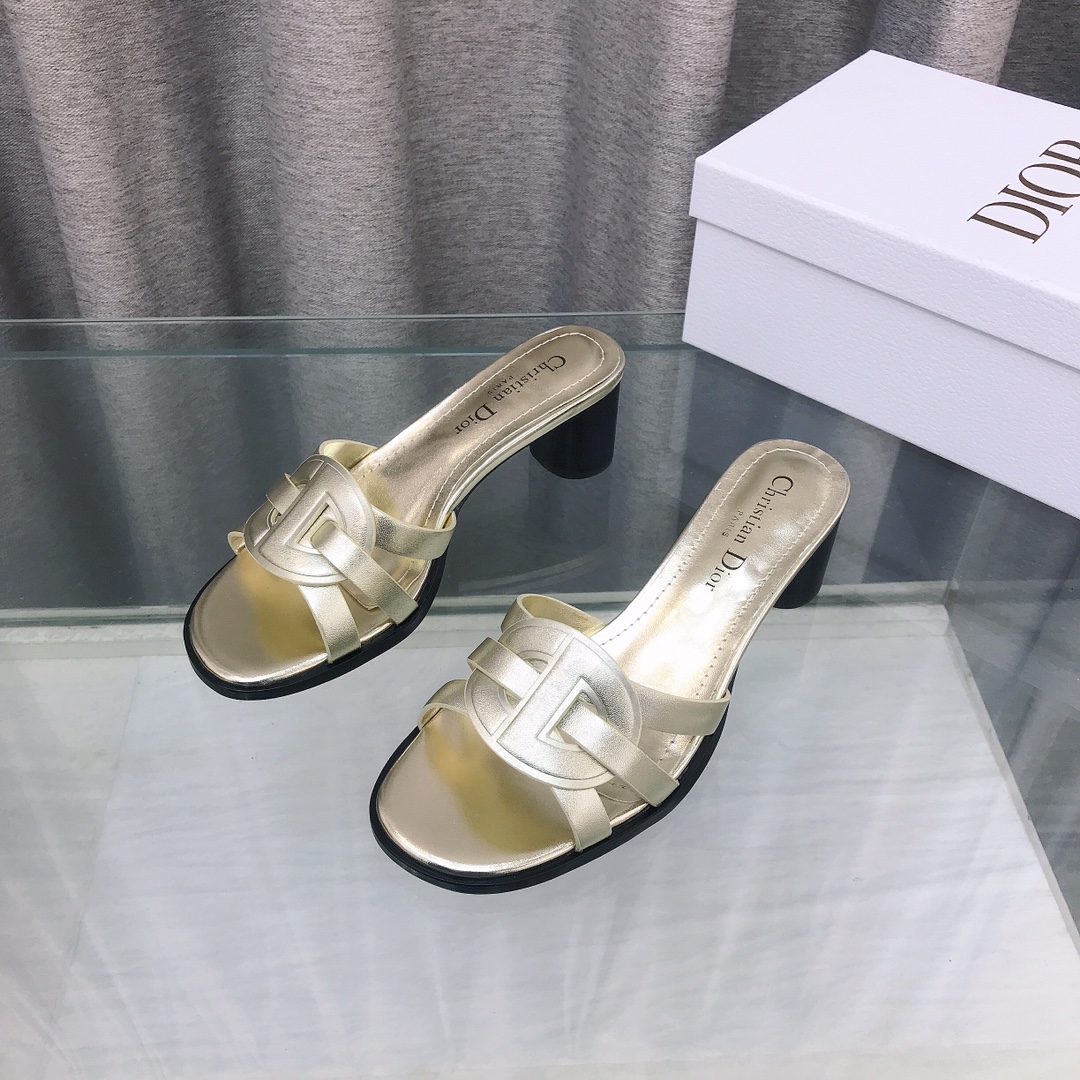 NO:706009,Dior 2026 spring and summer new model D-Club jelly color hollow stacked cross-strap high-heeled women's shoes CD letter logo thick heel round toe open toe sandals original mold opening top version on the market imported calf leather upper water-dyed sheepskin lining outsole Italian leather outsole heel height 6cm  size34-43 (34.40.41.42.43 customized, non-refundable and non-exchangeable), slippers, dior, dior, slippers, cowhide, sheepskin, Leather soles19860909迪奥 Dior 2026 春夏新款 D-Club果冻色镂空叠层交叉带高跟女鞋 CD字母logo粗跟圆头露趾凉拖鞋 原版开模 市面顶级版本 鞋面进口小牛皮 内里水染羊皮内里 大底意大利真皮大底 跟高6cm  size34-43（34.40.41.42.43定做不退不换）,拖鞋,dior,dior,slippers,cowhide,sheepskin,Leather soles,Women's Shoes