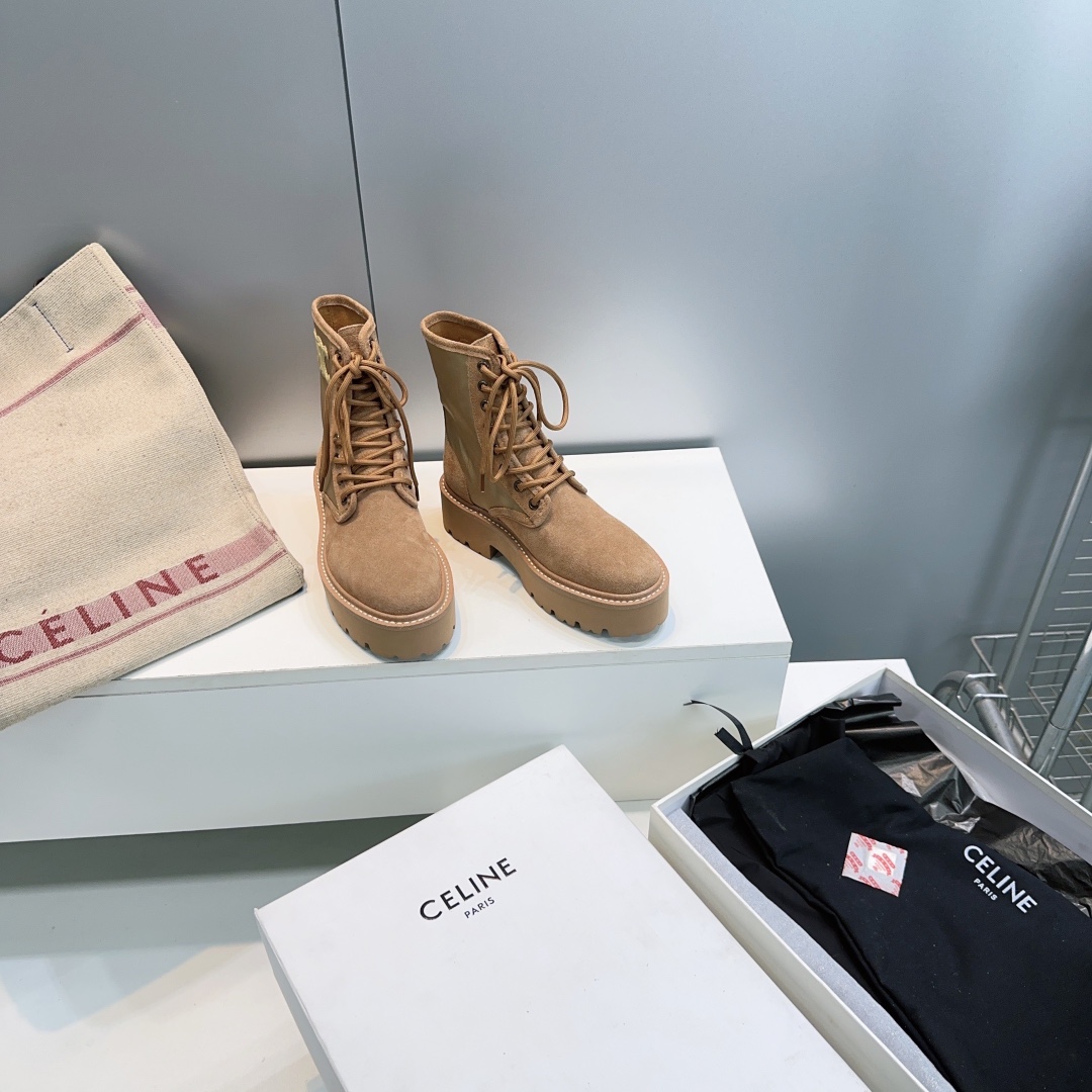 NO:627955,High quality!  Top quality Celine Celine 25ss autumn and winter Arc de Triomphe classic retro platform thick-soled lace-up Martin boots short boots!  This autumn and winter is a trendy item specially customized for goddesses!  The lace-up, thick-soled and elevated design are super authentic, fashionable and fashionable shoes that are popular in the season. They have a fashionable and simple style that can be either salty or sweet. They are perfect for matching!  The upper is made of imported high-density canvas spliced ​​with suede, the lining is canvas, and the foot pads are sheepskin. The original open-molded non-slip rubber outsole!  Size: 35-42 (40, 41, 42 are custom-made and cannot be returned or exchanged) Comes with original packaging, boots, celine, celine, boots, sheepskin19860909高品质！顶级品质celine 赛琳25ss秋冬凯旋门经典复古松糕厚底系带马丁靴短靴！这个秋冬为女神们专属定制的一款潮流单品！系带厚底增高的设计版型超正、当季流行的时髦潮鞋,可盐可甜的时尚简约风,满分的搭配神器！ 鞋面采用进口高密度帆布拼接牛反绒 内里帆布,垫脚羊皮 原版开模防滑橡胶大底！ 码数:35-42（40 41 42订做不退换） 配原版包装,靴子,celine,celine,boots,sheepskin,Women's Shoes