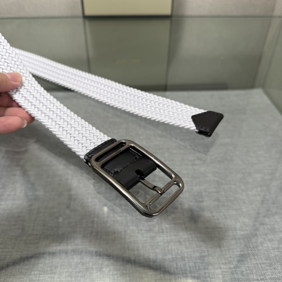 汤姆福特最新网红爆款双面头层牛皮专柜同步3.5宽新款上市了，原版牛皮，搭配铜扣，优雅，大方用的方便。谢谢