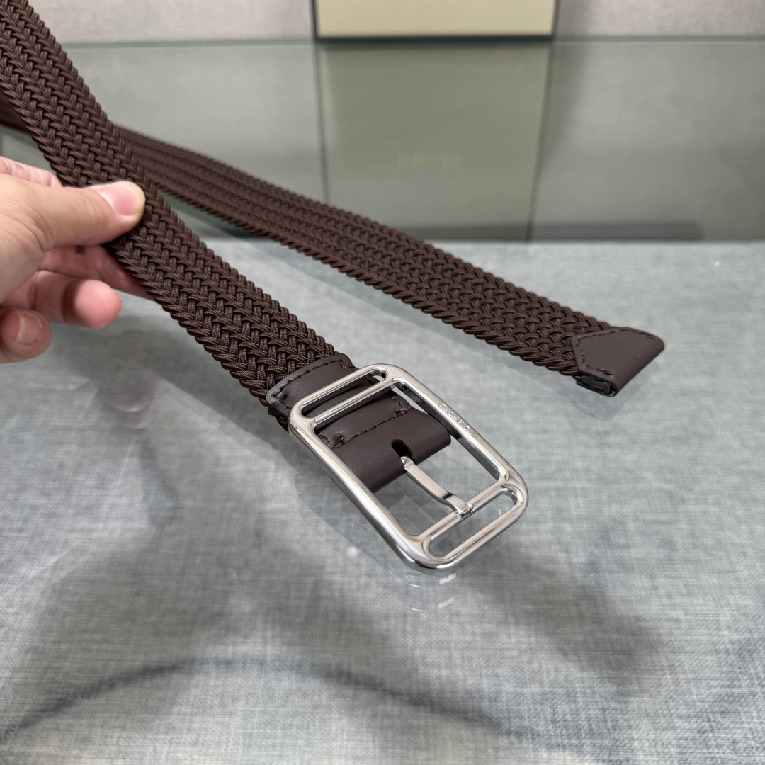 汤姆福特最新网红爆款双面头层牛皮专柜同步3.5宽新款上市了，原版牛皮，搭配铜扣，优雅，大方用的方便。谢谢