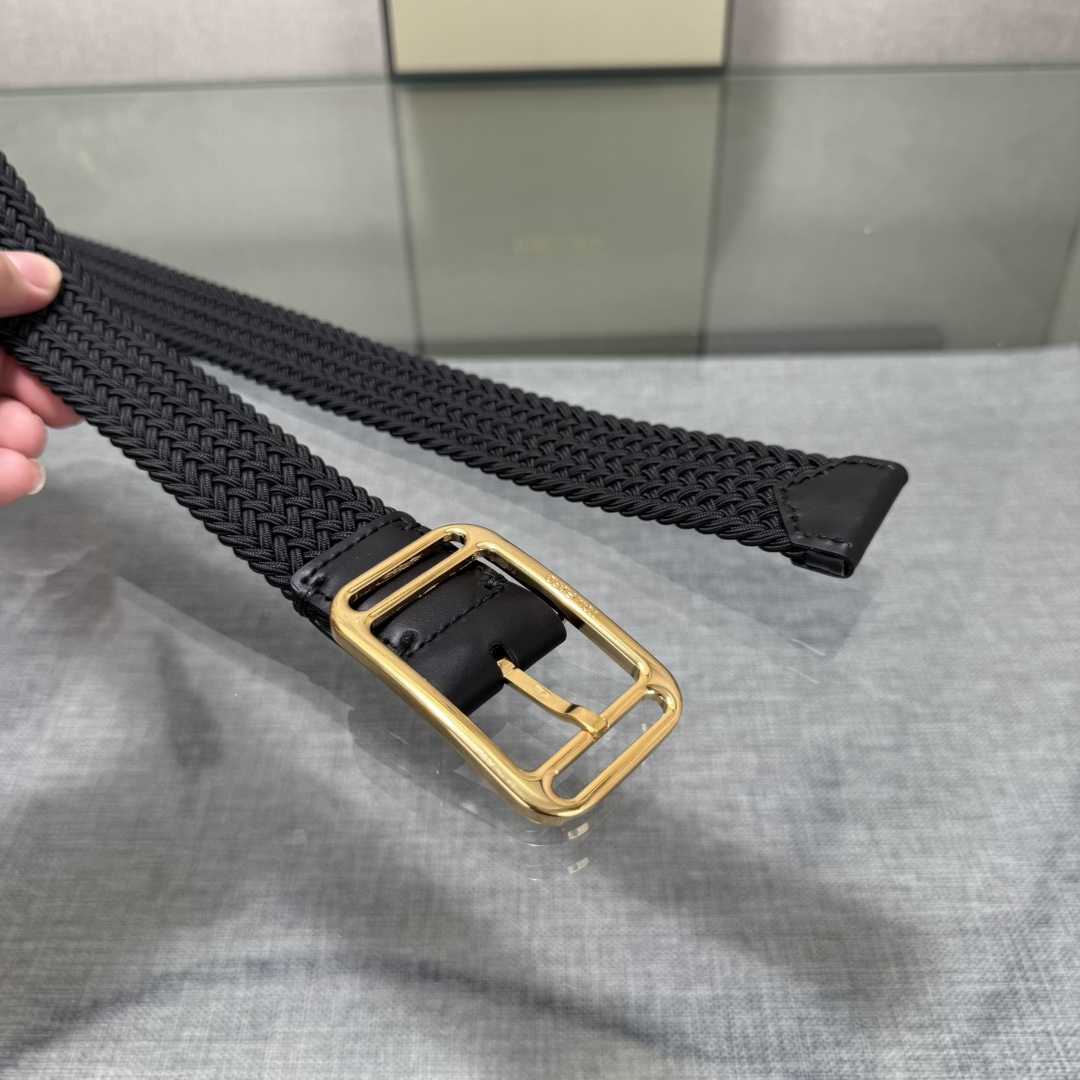 汤姆福特最新网红爆款双面头层牛皮专柜同步3.5宽新款上市了，原版牛皮，搭配铜扣，优雅，大方用的方便。谢谢