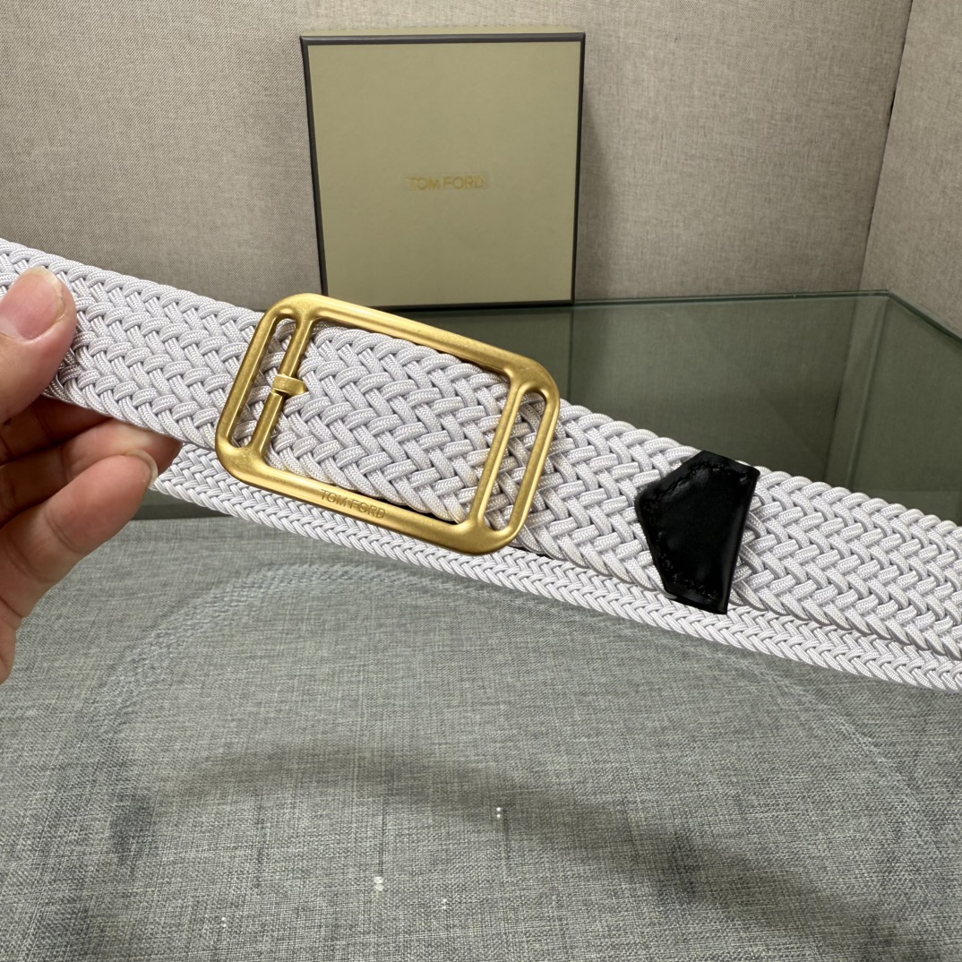 汤姆福特最新网红爆款双面头层牛皮专柜同步3.5宽新款上市了，原版牛皮，搭配铜扣，优雅，大方用的方便。谢谢