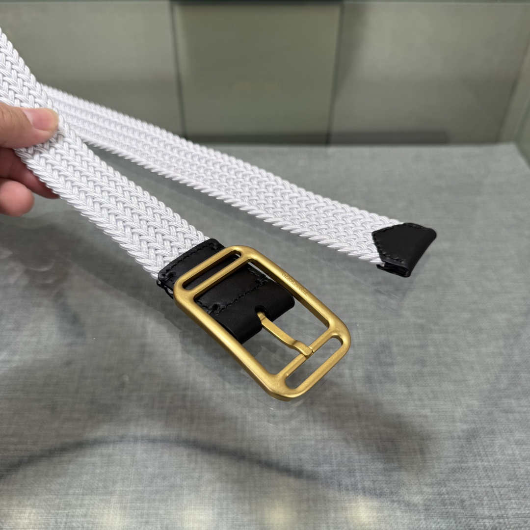 汤姆福特最新网红爆款双面头层牛皮专柜同步3.5宽新款上市了，原版牛皮，搭配铜扣，优雅，大方用的方便。谢谢