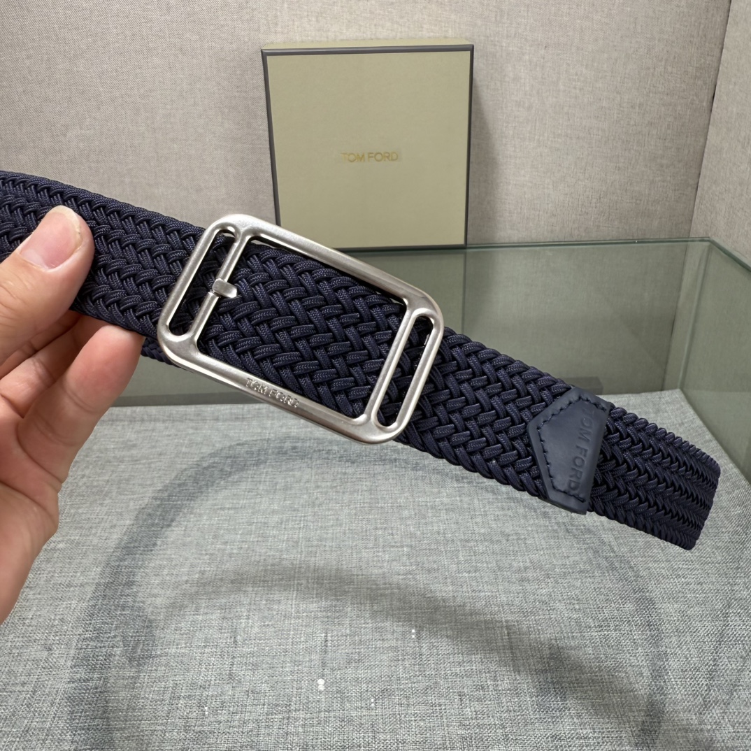 汤姆福特最新网红爆款双面头层牛皮专柜同步3.5宽新款上市了，原版牛皮，搭配铜扣，优雅，大方用的方便。谢谢