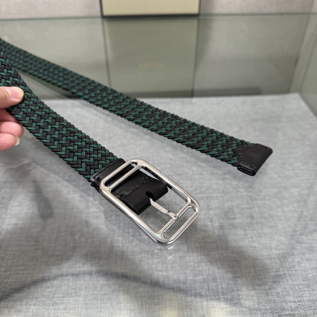 汤姆福特最新网红爆款双面头层牛皮专柜同步3.5宽新款上市了，原版牛皮，搭配铜扣，优雅，大方用的方便。谢谢