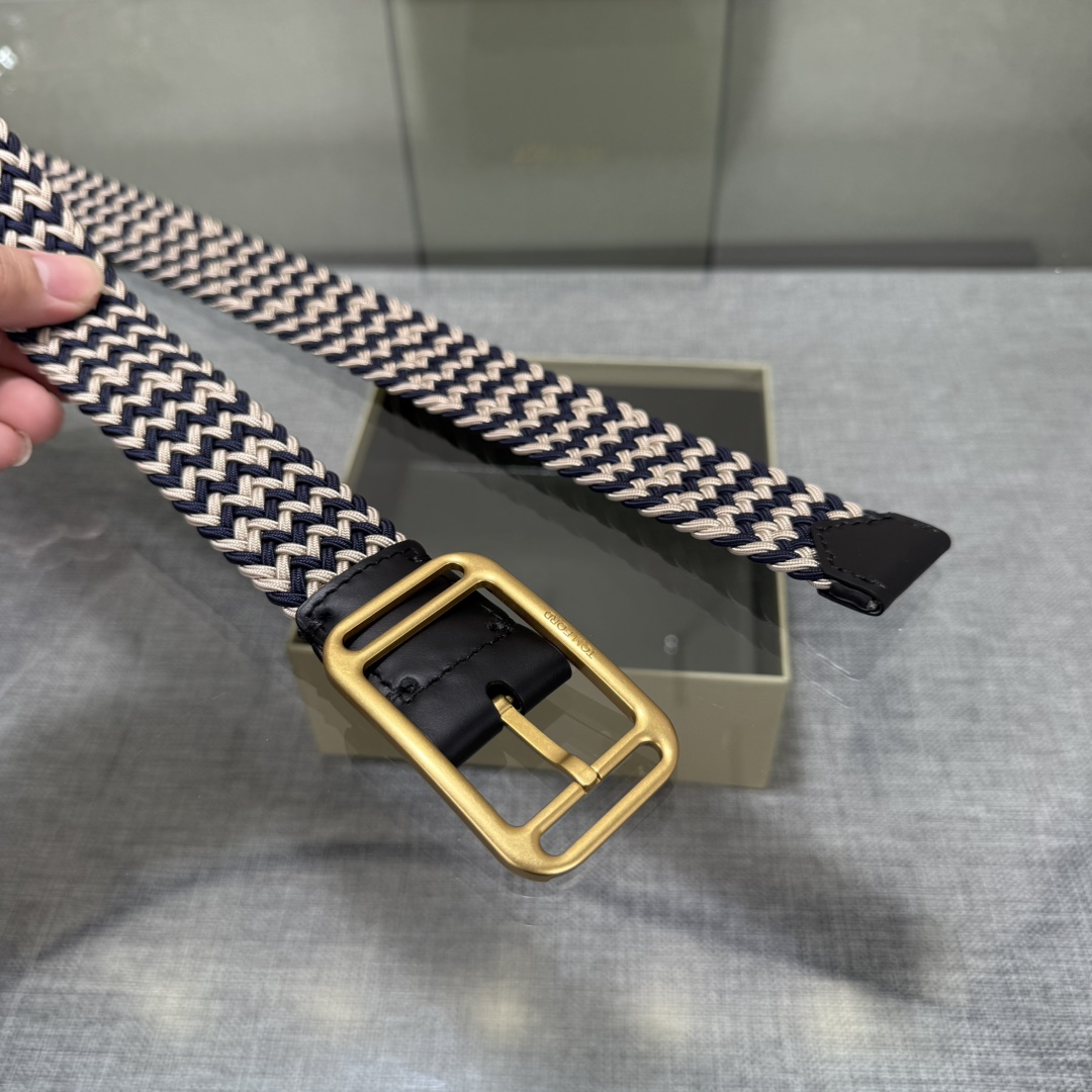 汤姆福特最新网红爆款双面头层牛皮专柜同步3.5宽新款上市了，原版牛皮，搭配铜扣，优雅，大方用的方便。谢谢