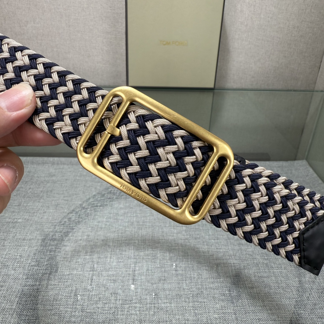 汤姆福特最新网红爆款双面头层牛皮专柜同步3.5宽新款上市了，原版牛皮，搭配铜扣，优雅，大方用的方便。谢谢