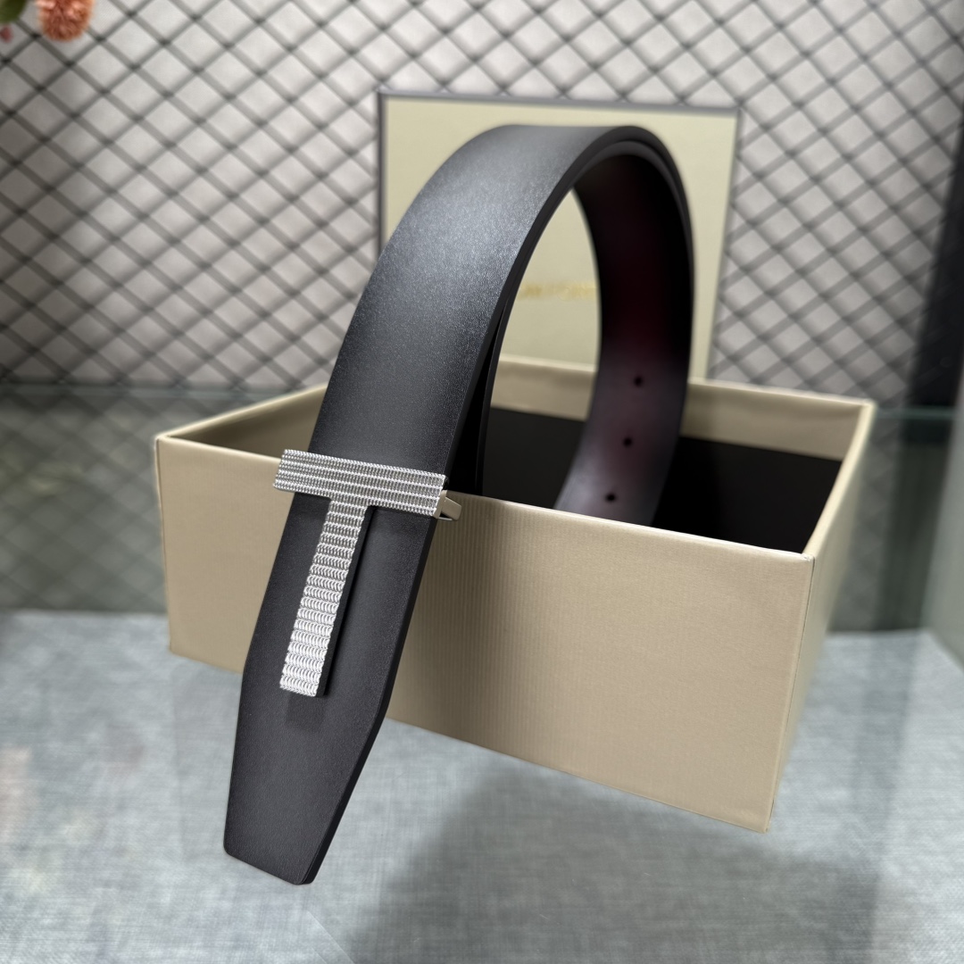 汤姆福特最新网红爆款双面头层牛皮专柜同步3.8宽新款上市了，原版牛皮，搭配铜扣，优雅，大方用的方便。谢谢