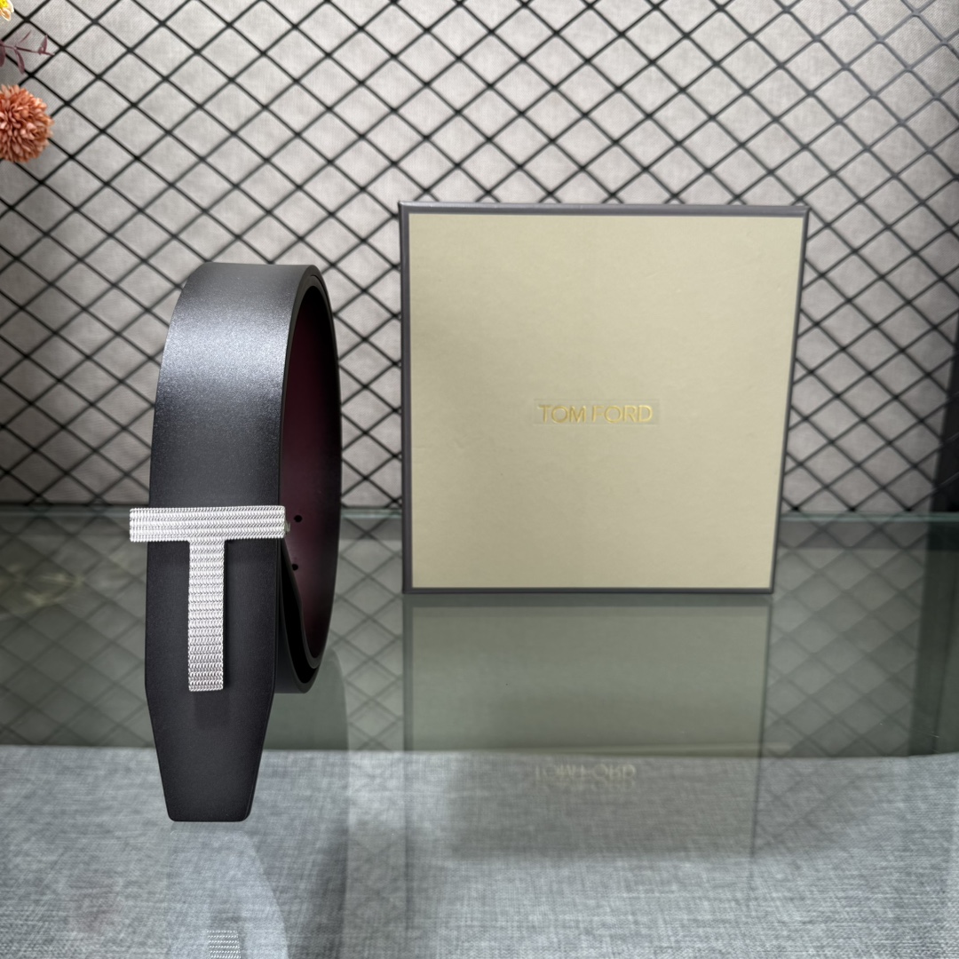 汤姆福特最新网红爆款双面头层牛皮专柜同步3.8宽新款上市了，原版牛皮，搭配铜扣，优雅，大方用的方便。谢谢