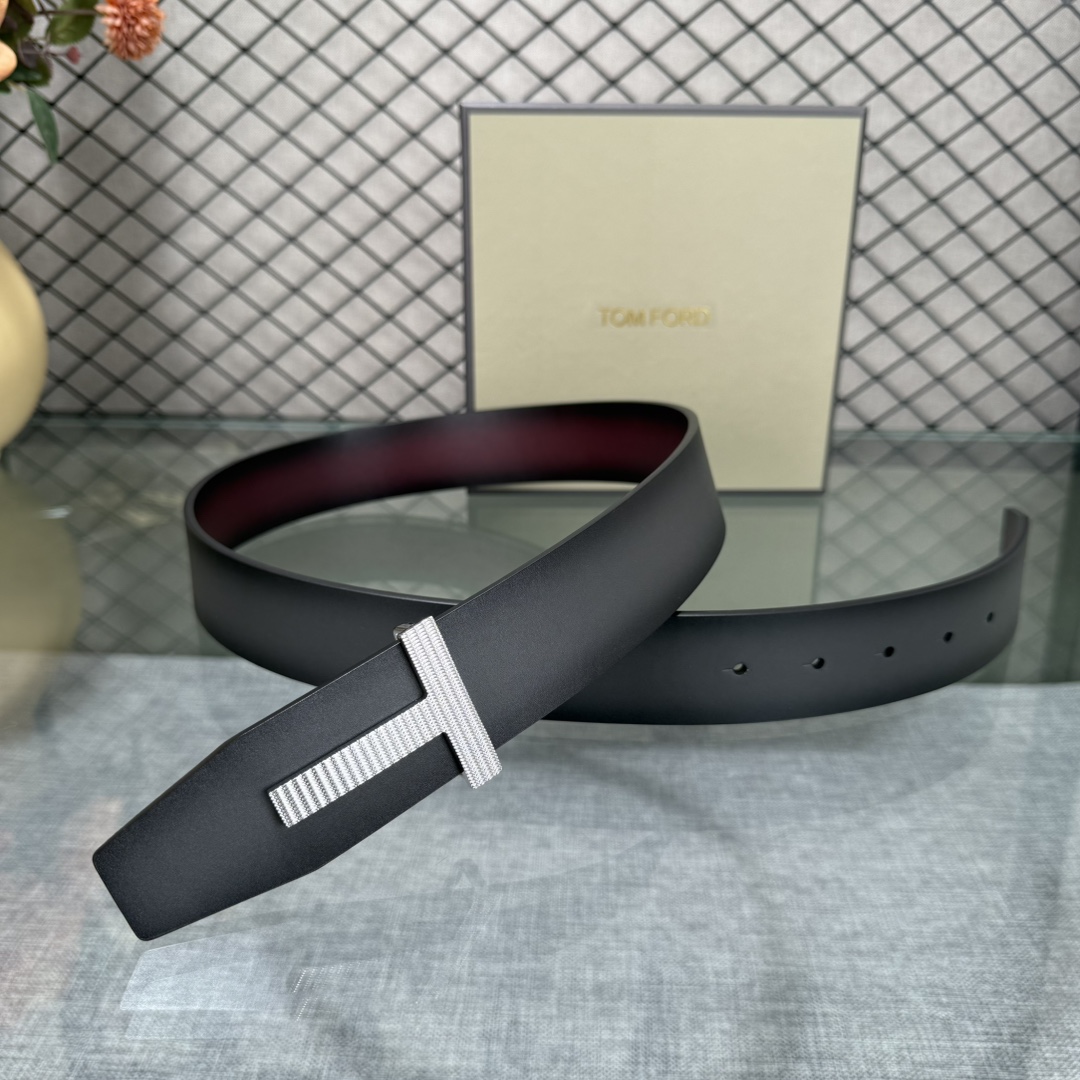 汤姆福特最新网红爆款双面头层牛皮专柜同步3.8宽新款上市了，原版牛皮，搭配铜扣，优雅，大方用的方便。谢谢