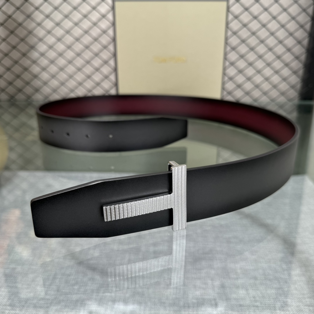 汤姆福特最新网红爆款双面头层牛皮专柜同步3.8宽新款上市了，原版牛皮，搭配铜扣，优雅，大方用的方便。谢谢