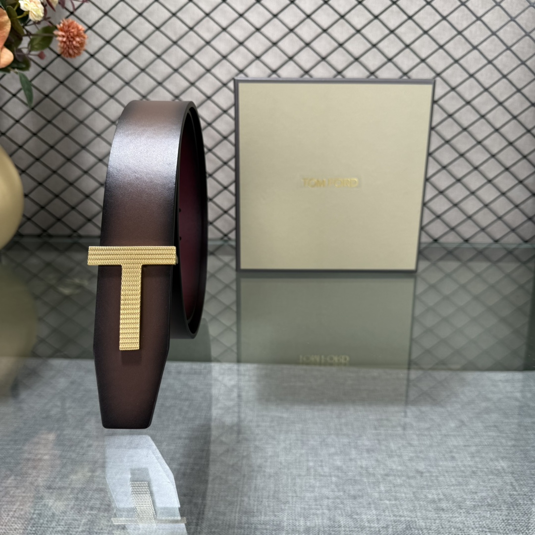 汤姆福特最新网红爆款双面头层牛皮专柜同步3.8宽新款上市了，原版牛皮，搭配铜扣，优雅，大方用的方便。谢谢