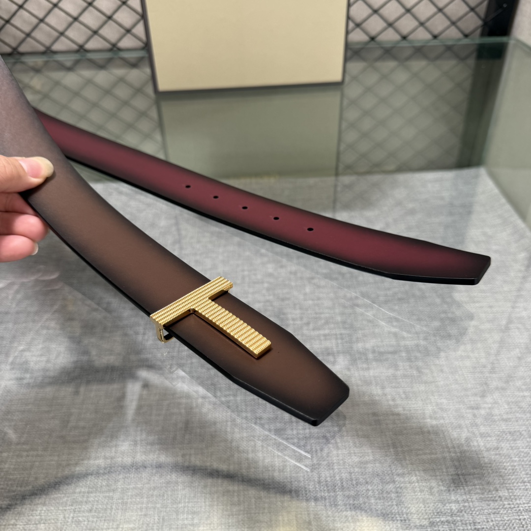 汤姆福特最新网红爆款双面头层牛皮专柜同步3.8宽新款上市了，原版牛皮，搭配铜扣，优雅，大方用的方便。谢谢