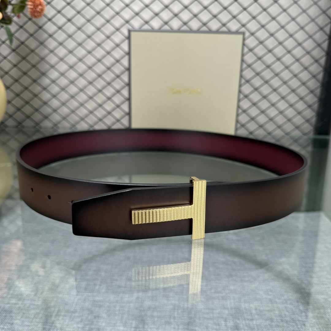 汤姆福特最新网红爆款双面头层牛皮专柜同步3.8宽新款上市了，原版牛皮，搭配铜扣，优雅，大方用的方便。谢谢