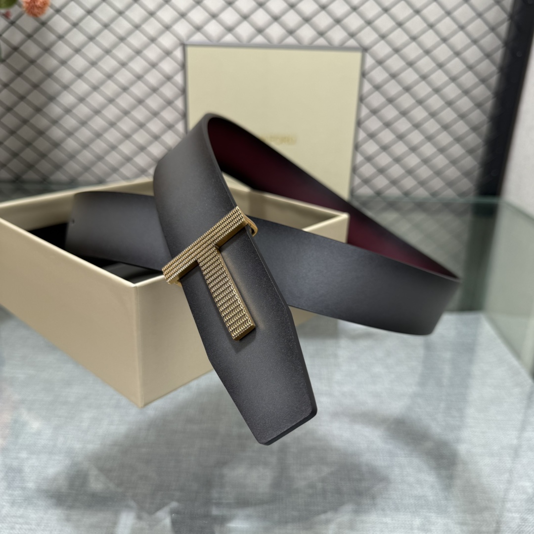 汤姆福特最新网红爆款双面头层牛皮专柜同步3.8宽新款上市了，原版牛皮，搭配铜扣，优雅，大方用的方便。谢谢