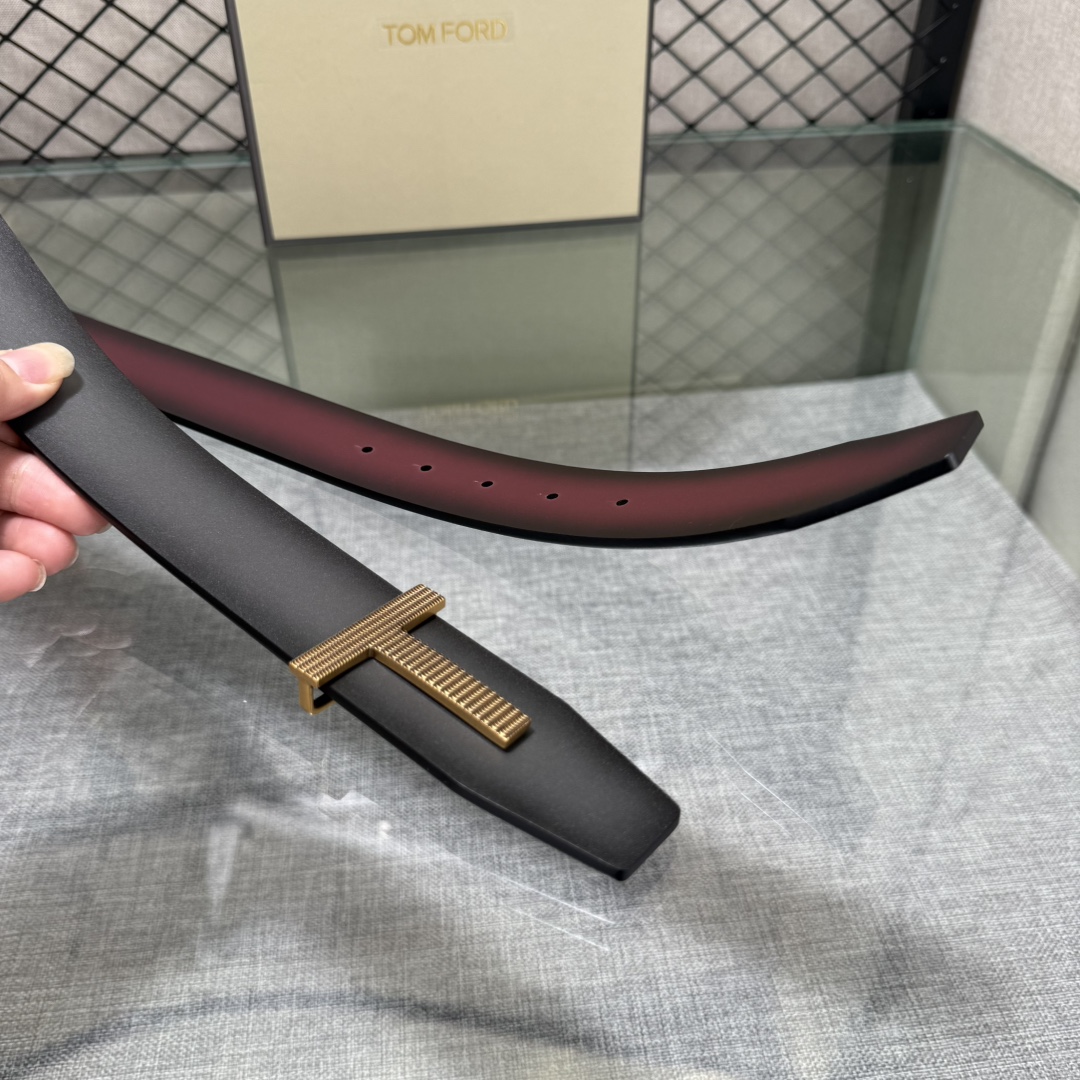 汤姆福特最新网红爆款双面头层牛皮专柜同步3.8宽新款上市了，原版牛皮，搭配铜扣，优雅，大方用的方便。谢谢