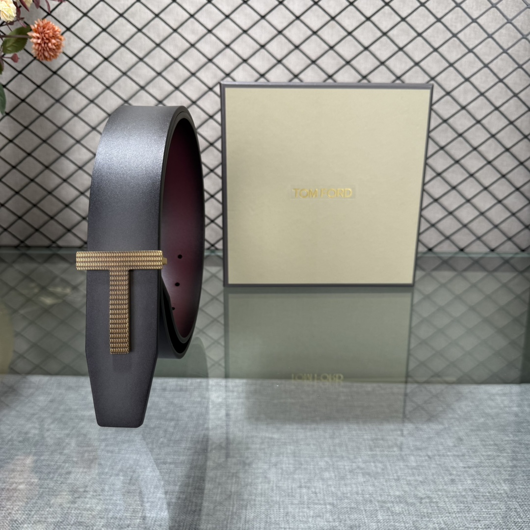 汤姆福特最新网红爆款双面头层牛皮专柜同步3.8宽新款上市了，原版牛皮，搭配铜扣，优雅，大方用的方便。谢谢