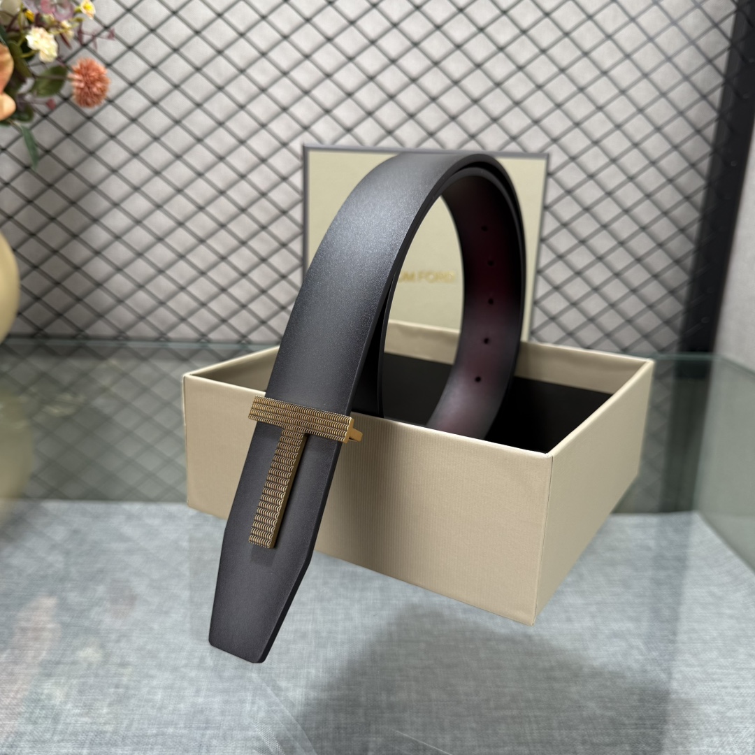 汤姆福特最新网红爆款双面头层牛皮专柜同步3.8宽新款上市了，原版牛皮，搭配铜扣，优雅，大方用的方便。谢谢