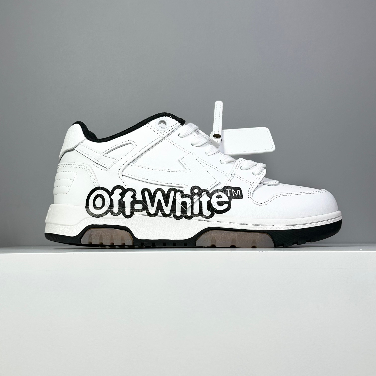 今天出货【S版本】 新品上架 OFF-WHITE Out Of Office 低帮时尚板鞋 明星同款 市面最高版
原厂原档案开发,原盒原标,原厂头层皮料加网面,官方原版设计,做工细节全方位对比原鞋。
尺码:36 37 38 39 40 41 42 43 44 45 46 47