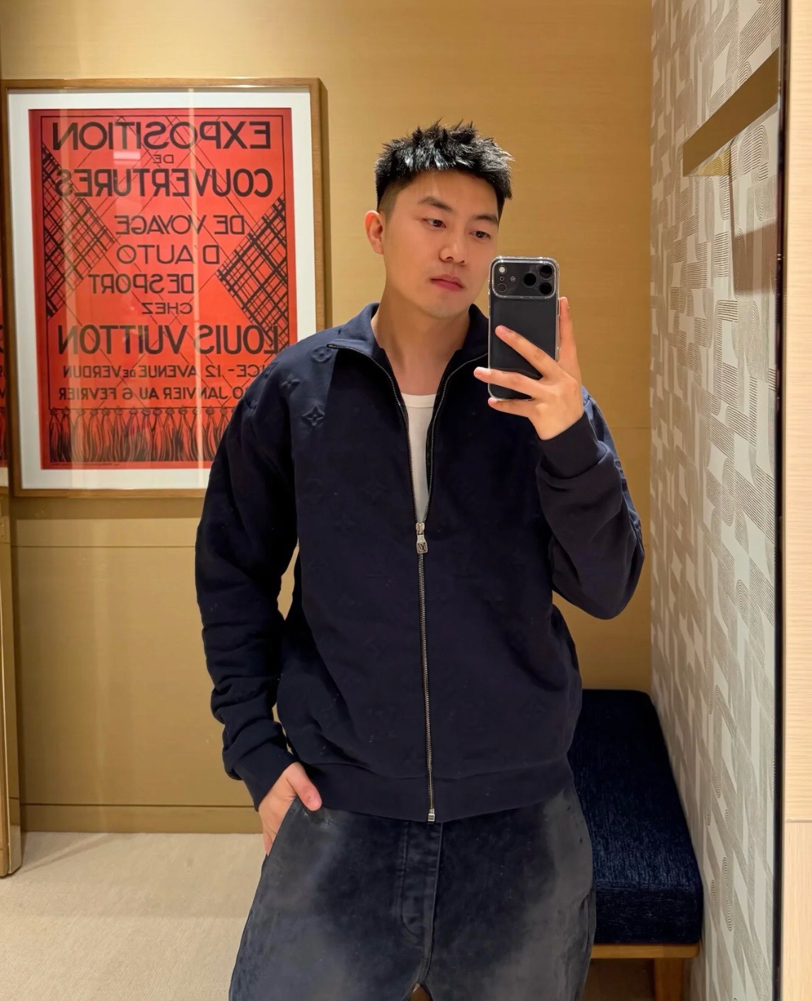 NO:646691,Donkey Brand 1V knitted jacket. Wool blended material. Delicate texture, comfortable and soft. All-over jacquard letter logo. Highly recognizable. Stylish. Lapel design. Fitted cut. The upper body is smart and elegant!  Size S,M,L,XL,,louis vuitton,jackets & coats,alexander wang19860909驴牌1V 针织夹克 羊毛混纺材质 质感细腻 舒适柔软 通体提花字母Logo 辨识度高 格调拉 翻领设计 合体版型剪裁 上身干练 优雅！ 码数S,M,L,XL,,louis vuitton,jackets & coats,alexander wang,Men's clothing