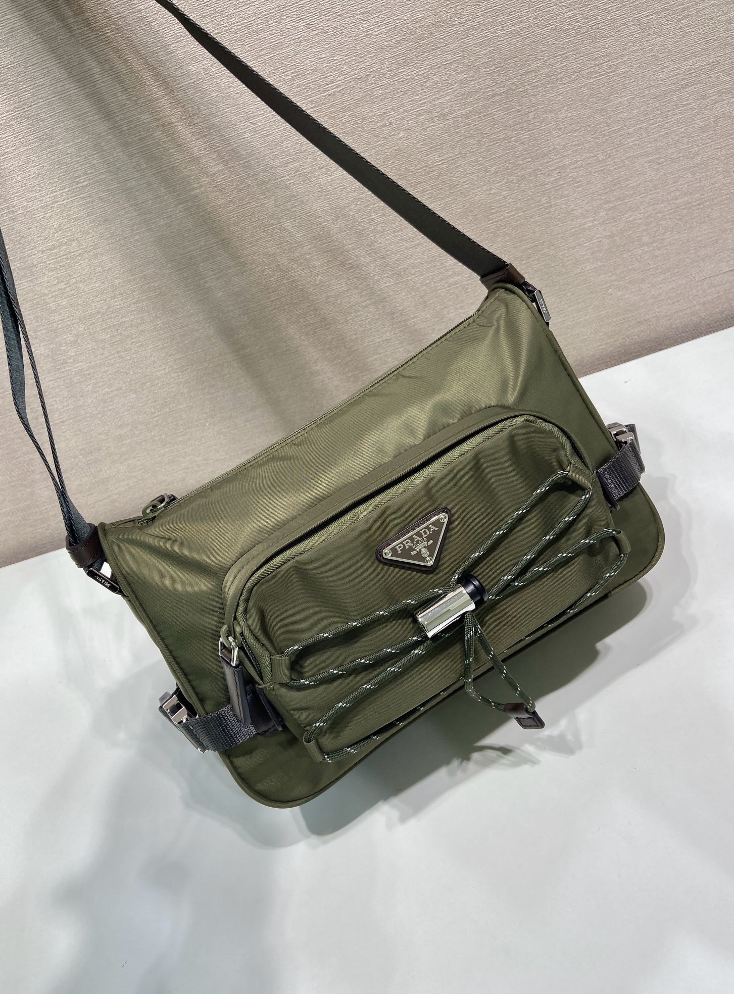 💰470🎉新款邮差包🎉2VH192新品🎉🎉
这款单肩包兼顾了功能性和装饰性，融合了都市风格和户外元素。Re-Nylon包袋设计轻巧紧凑，融入了丰富的技术细节，赋予配饰现代的运动风格。带可调节技术软线，可调编织尼龙长肩带，拉链封口。容量空间大，又是一款永久不过时爆款🎉🎉
长28x高17.5x底10cm🎉🎉🎉
