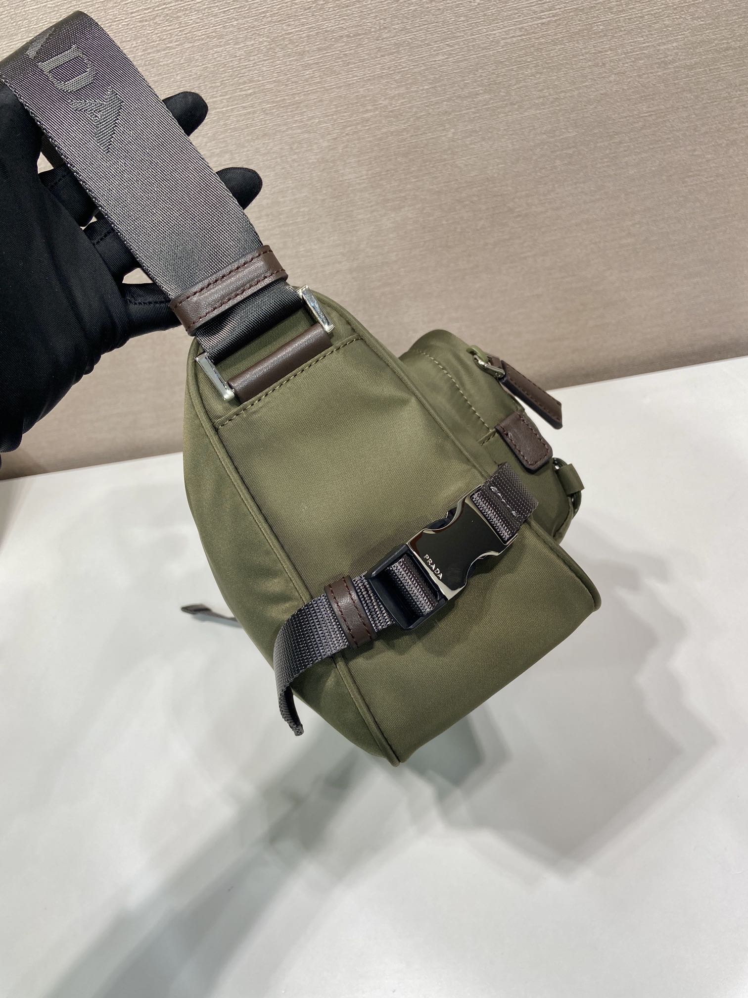 💰470🎉新款邮差包🎉2VH192新品🎉🎉
这款单肩包兼顾了功能性和装饰性，融合了都市风格和户外元素。Re-Nylon包袋设计轻巧紧凑，融入了丰富的技术细节，赋予配饰现代的运动风格。带可调节技术软线，可调编织尼龙长肩带，拉链封口。容量空间大，又是一款永久不过时爆款🎉🎉
长28x高17.5x底10cm🎉🎉🎉
