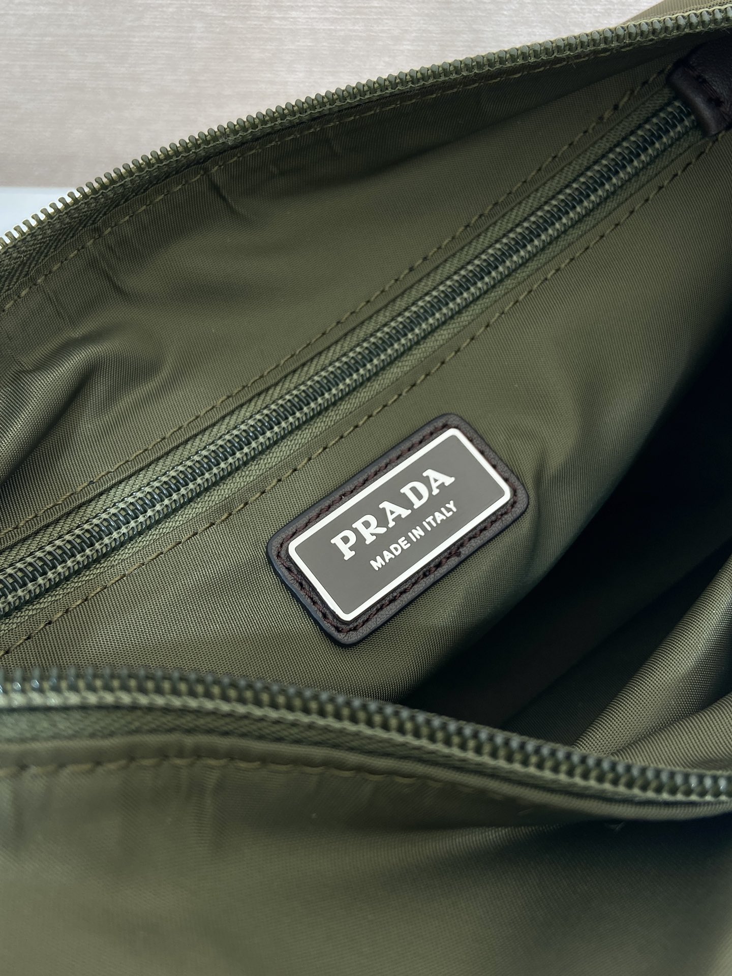 💰470🎉新款邮差包🎉2VH192新品🎉🎉
这款单肩包兼顾了功能性和装饰性，融合了都市风格和户外元素。Re-Nylon包袋设计轻巧紧凑，融入了丰富的技术细节，赋予配饰现代的运动风格。带可调节技术软线，可调编织尼龙长肩带，拉链封口。容量空间大，又是一款永久不过时爆款🎉🎉
长28x高17.5x底10cm🎉🎉🎉
