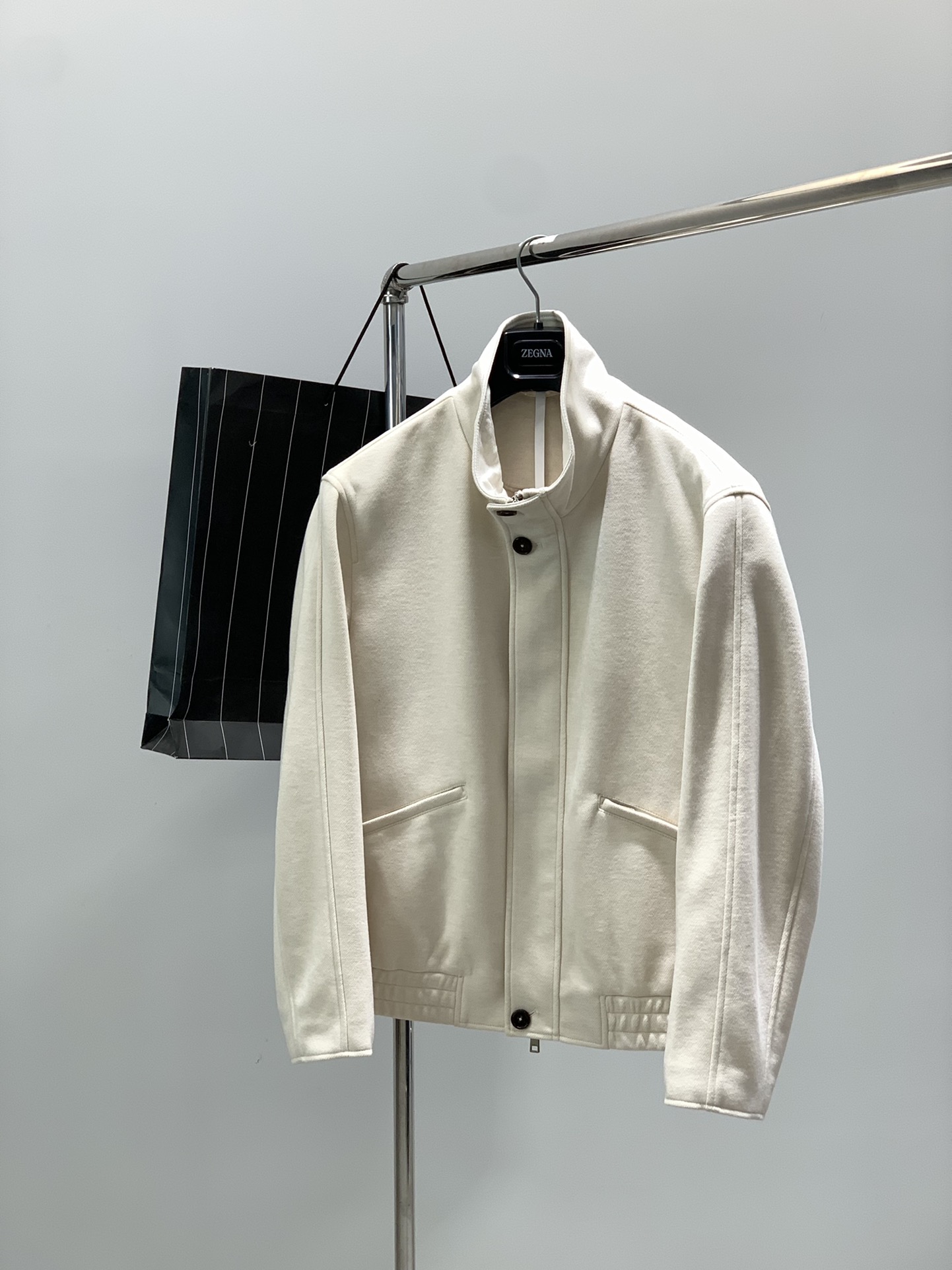 NO:646435,, Zegna, the latest autumn and winter products, available at counters at the same time, original goods, fashionable casual jackets, made of imported original fabrics, comfortable and breathable, top-notch printing technology letter pattern logo, original hardware accessories decoration, the upper body is very handsome!  2 colors recommended, size M-3XL, hot style recommended!  ,,zegna,jackets & coats,jackets & coats,alexander wang19860909,杰尼亚 Zegna,秋冬最新品,专柜同步有售,原单狠货,时尚休闲夹克外套,采用进口原版面料,舒适透气,顶级印花工艺字母图案logo,原版五金辅料装饰,上身帅气十足！2色推荐,码数M-3XL,爆款推荐！,,zegna,jackets & coats,jackets & coats,alexander wang,Men's clothing