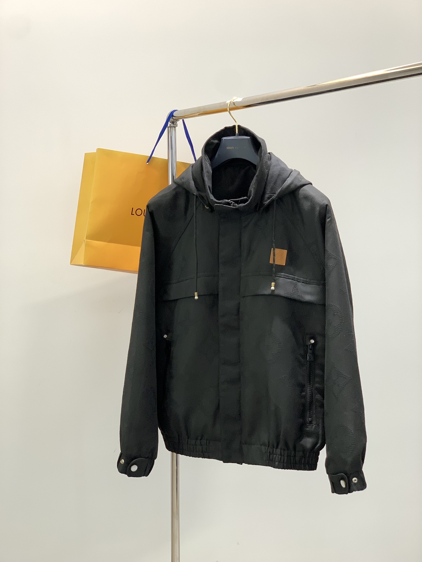 NO:646428,, LouisVuitton Louis Vuitton, the latest autumn and winter styles, available at counters simultaneously, original order, stylish and casual hooded jacket, the upper body is very unique!  Eye-catching and bright, imported original fabrics, top-quality printed jacquard letter pattern decoration Logo, original hardware accessories decoration, classic atmosphere, comfortable and breathable, handsome and stylish upper body, 2 colors recommended, size M-3XL,, louis vuitton, louis vuitton, jackets & coats, jackets & coats, hats, alexander wang19860909,LouisVuitton 路易威登,秋冬最新款,专柜同步有售,原单狠货,时尚休闲连帽夹克外套,上身很有特点！吸睛而有亮点,进口原版面料,顶级印花提花工艺字母图案装饰Logo,原版五金辅料装饰,经典大气,舒适透气,上身帅气有型,2色推荐,码数M-3XL,,louis vuitton,louis vuitton,jackets & coats,jackets & coats,hats,alexander wang,Men's clothing