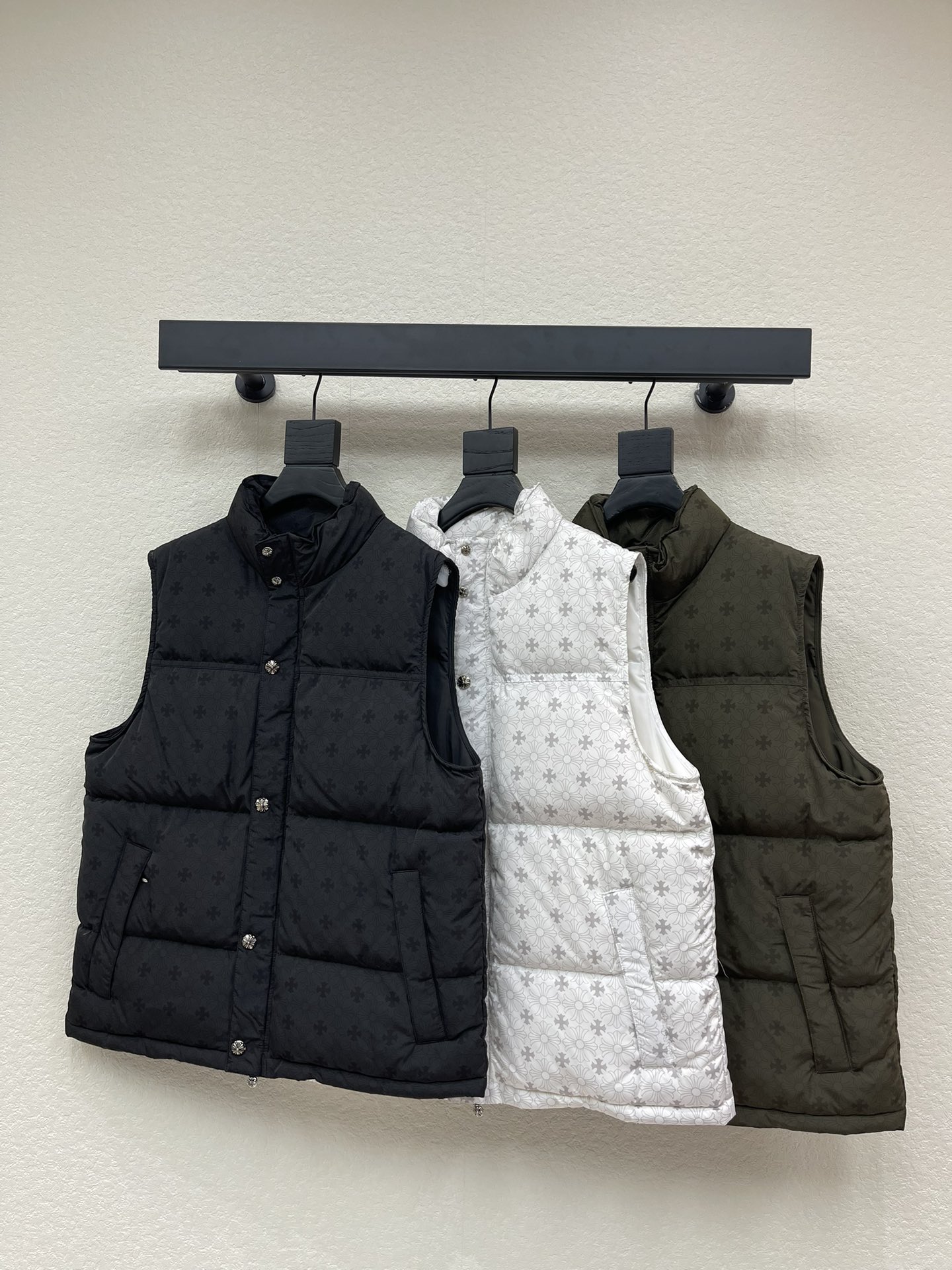 NO:623668,Comes with dust bag Chrome  heart*Cro Heart 25 new autumn and winter cross-printed down vest. Customized YB windproof and waterproof nylon material, white goose down filling lining, the whole piece is light and warm, zipper pocket stand-up collar vest version, elasticity depends on the person. The outside is rectangular embossed, outlining rich layers, fashionable and stylish, the whole body is decorated with black and white iris cross logo jacquard, and the inner pocket zipper logo echoes, running through the brand concept, fashionable and fashionable for autumn and winter layering. Filling standard: GB 90 velvet  Filling: white goose down SML, chrome hearts, chrome hearts, down jacket, alexander wang19860909配防尘袋Chrome heart*克罗心25秋冬新款十字架印花羽绒马甲.定制YB防风防水尼龙材质,白鹅绒填充内里,整件轻盈保暖,拉链口袋立领马甲版型,松紧由人.外侧长方形压纹,勾勒丰富层次,时尚有型,通体黑白配色鸢尾花十字架徽标提花作为装饰,内里口袋拉链徽标呼应,贯穿品牌理念,秋冬叠穿时髦洋气.充绒标准:国标90绒 充绒物:白鹅绒 SML,,chrome hearts,chrome hearts,down jacket,alexander wang,Women's clothing