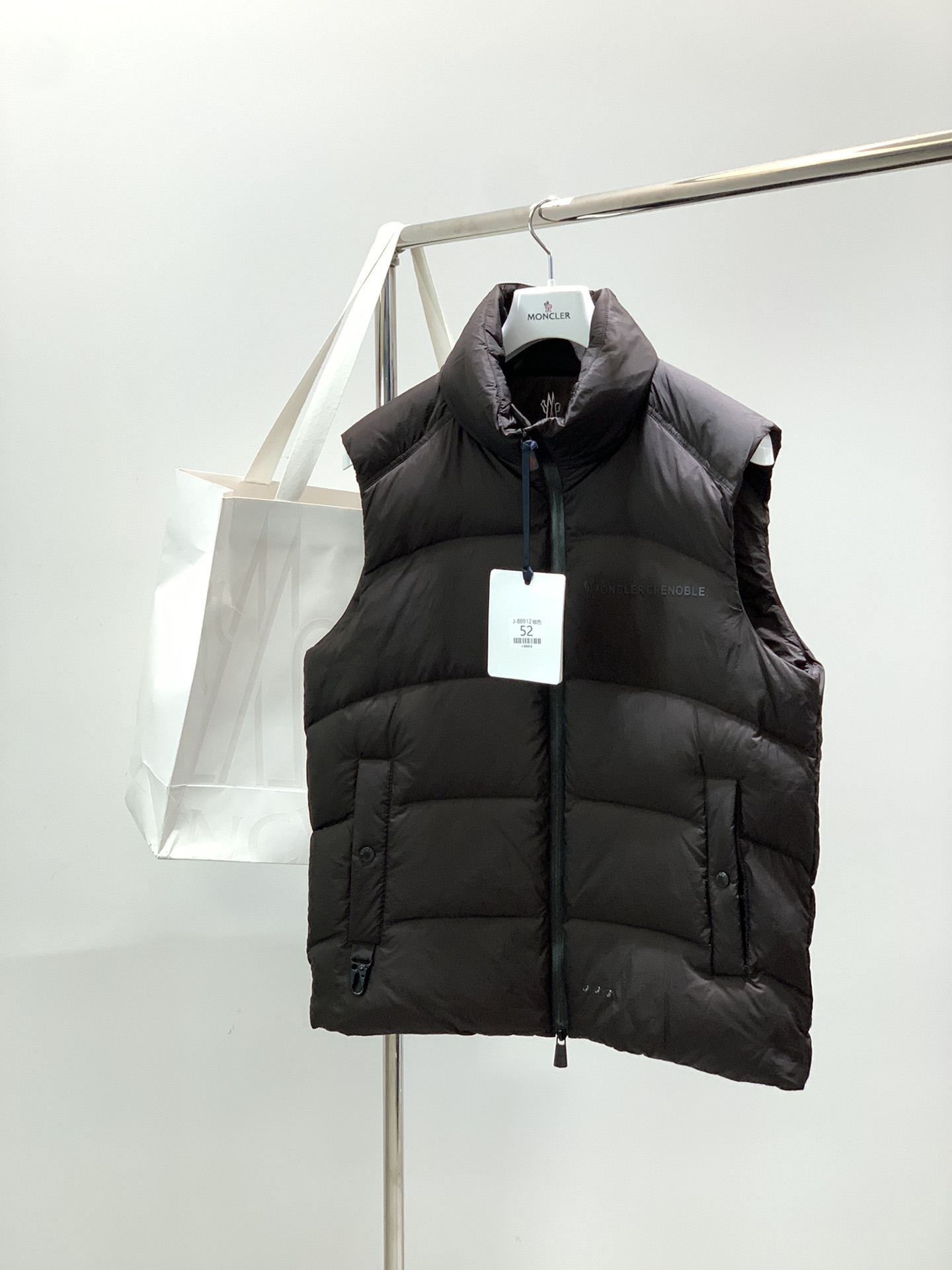 NO:646440,, Moncler muzzle, the latest winter product, available at counters simultaneously, original order, fashionable and casual down vest, comfortable for the upper body!  Eye-catching and bright, it uses imported original fabrics, top-notch printed and embroidered letter pattern logo, and original hardware accessories. It is simple yet stylish, and the upper body is fashionable and handsome. 2 colors are recommended, size M-3XL, Moncler, down jacket, alexander wang19860909,Moncler 蒙口,冬季最新品,专柜同步有售,原单狠货,时尚休闲羽绒马甲,上身舒适！吸睛而有亮点,采用进口原版面料,顶级印花刺绣工艺字母图案logo,原版五金辅料装饰,简单而不失时尚,上身时尚帅气,2色推荐,码数M-3XL,,Moncler,down jacket,alexander wang,Men's clothing