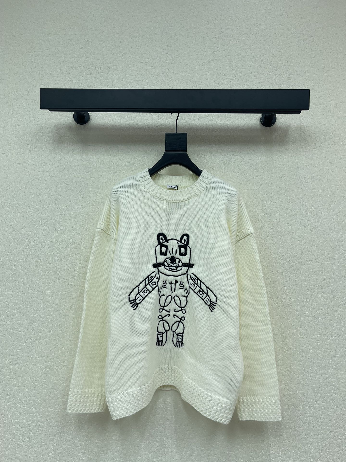 NO:621810,Loew*25 new autumn and winter embroidered Doraemon knitted sweater. LoewLouis wain co-branded series # Customized YB wool yarn weaving, high-end texture, comfortable and soft, round-neck pullover sweater cut, flat stitch fine texture, whole body thread binding, easily highlighting the full texture of details, hand-drawn cartoon style outlines the Doraemon pattern, the legs are combined into a totem logo, full of small machine brands, refreshing and fashionable style, fashionable and casual wear. SML A,, louis  vuitton,loewe,sweaters,alexander wang19860909Loew*25秋冬新款刺绣机器猫针织毛衣.LoewLouis wain联名系列#定制YB羊毛纱线织造,质感高级,舒适柔软,圆领套头毛衣剪裁,平针细腻肌理,大身通体螺纹包边,轻松突出满分细节质感,以手绘卡通风格勾勒机器猫图案,腿部组合成图腾徽标,满满小心机品牌,风格清爽时尚,穿搭时髦休闲.SML A,,louis vuitton,loewe,sweaters,alexander wang,Women's clothing