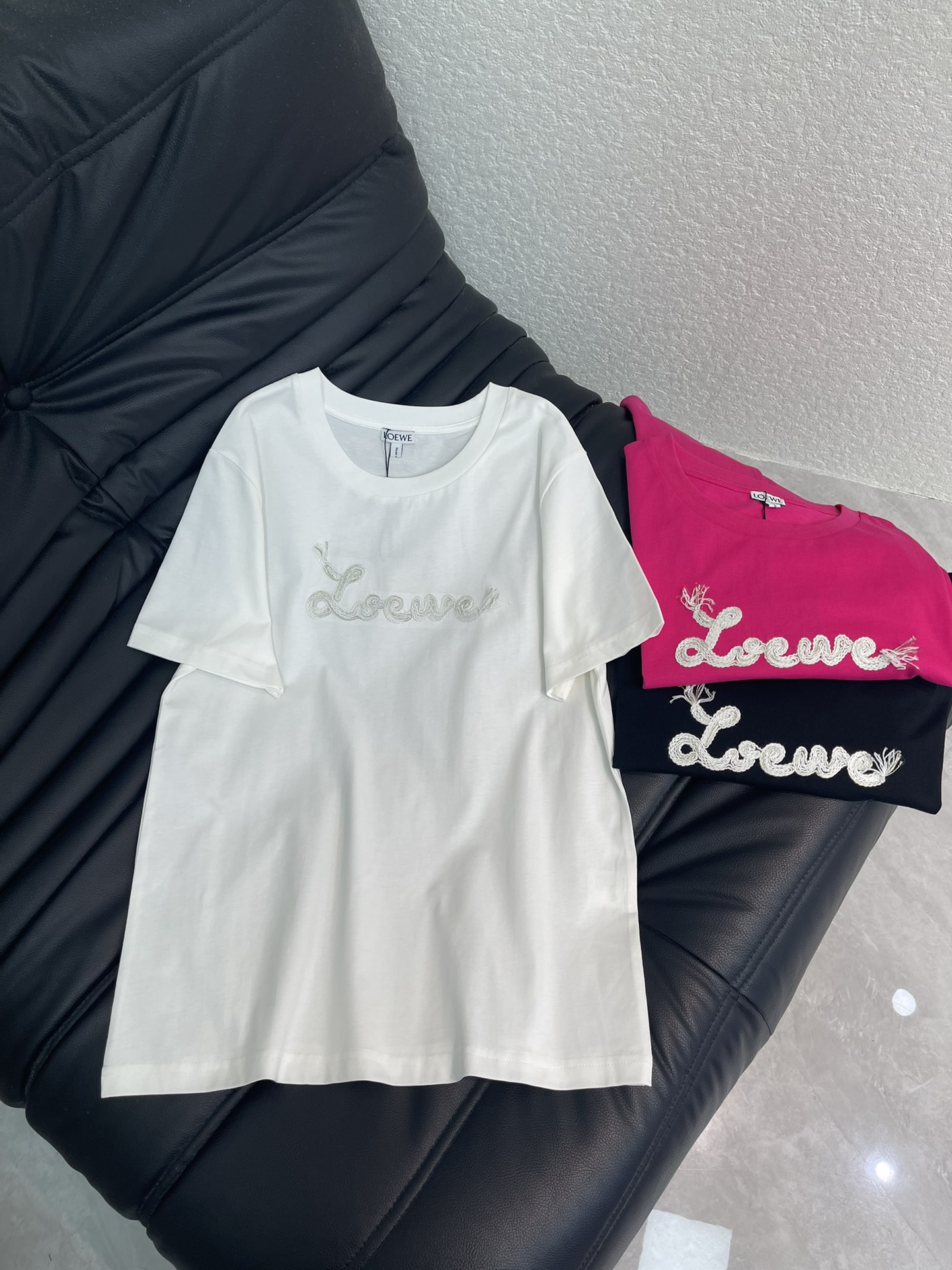 NO:623661,Loew*26 new early spring short-sleeved T-shirt with three-dimensional floral embroidery letters. The exquisite version makes the upper body look slimmer!  Customized latest craftsmanship, low-key luxury!  Fashionable must-have items to unlock all outfits!  Look for our quality!  The classic items are fashionable and high-end, and the classic styles are versatile and easy to match!  SML,,loewe,T-shirt,tees,t-shirt,alexander wang19860909Loew*26早春新品立体盘花绣字母短袖T恤 精致版型上身巨显瘦！ 定制最新工艺 低调奢华！ 时髦精必备单品解锁所有穿搭！ 认准我家品质！经典单品时髦又高级 经典版型百搭不挑人！ SML,,loewe,T-shirt,tees，t-shirt,alexander wang,Women's clothing