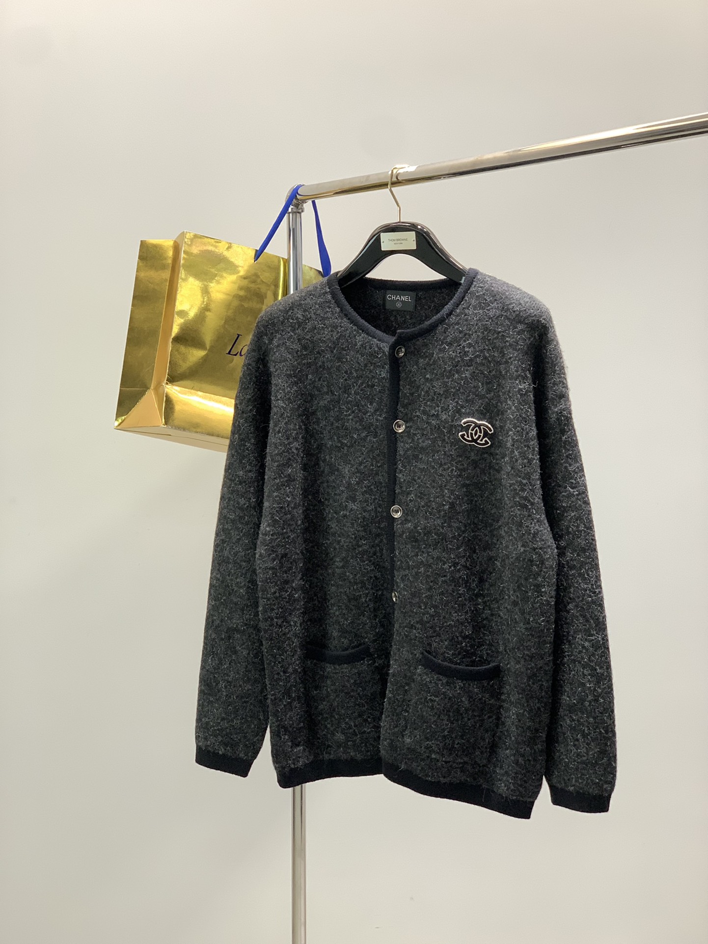 NO:643901,, CHANEL Chanel, new winter products, available at counters at the same time, original order, fashionable casual knitted cardigan sweater, using imported original pure cotton fabrics, top-notch printing technology letter pattern logo, original hardware accessories decoration, consistently high-standard production, skin-friendly and breathable, ready-to-wear including texture is very good, fashionable and handsome upper body, complete three labels, 2 colors recommended, size M-2XL,,chanel,chanel,sweaters,alexander wang19860909,CHANEL 香奈儿,冬季新品,专柜同步有售,原单狠货,时尚休闲针织开衫毛衣,采用进口原版纯棉面料,顶级印花工艺字母图案logo,原版五金辅料装饰,一贯的高规格出品,亲肤透气,成衣包括质感都非常好,上身时尚帅气,三标齐全,2色推荐,码数M-2XL,,chanel,chanel,sweaters,alexander wang,Men's clothing