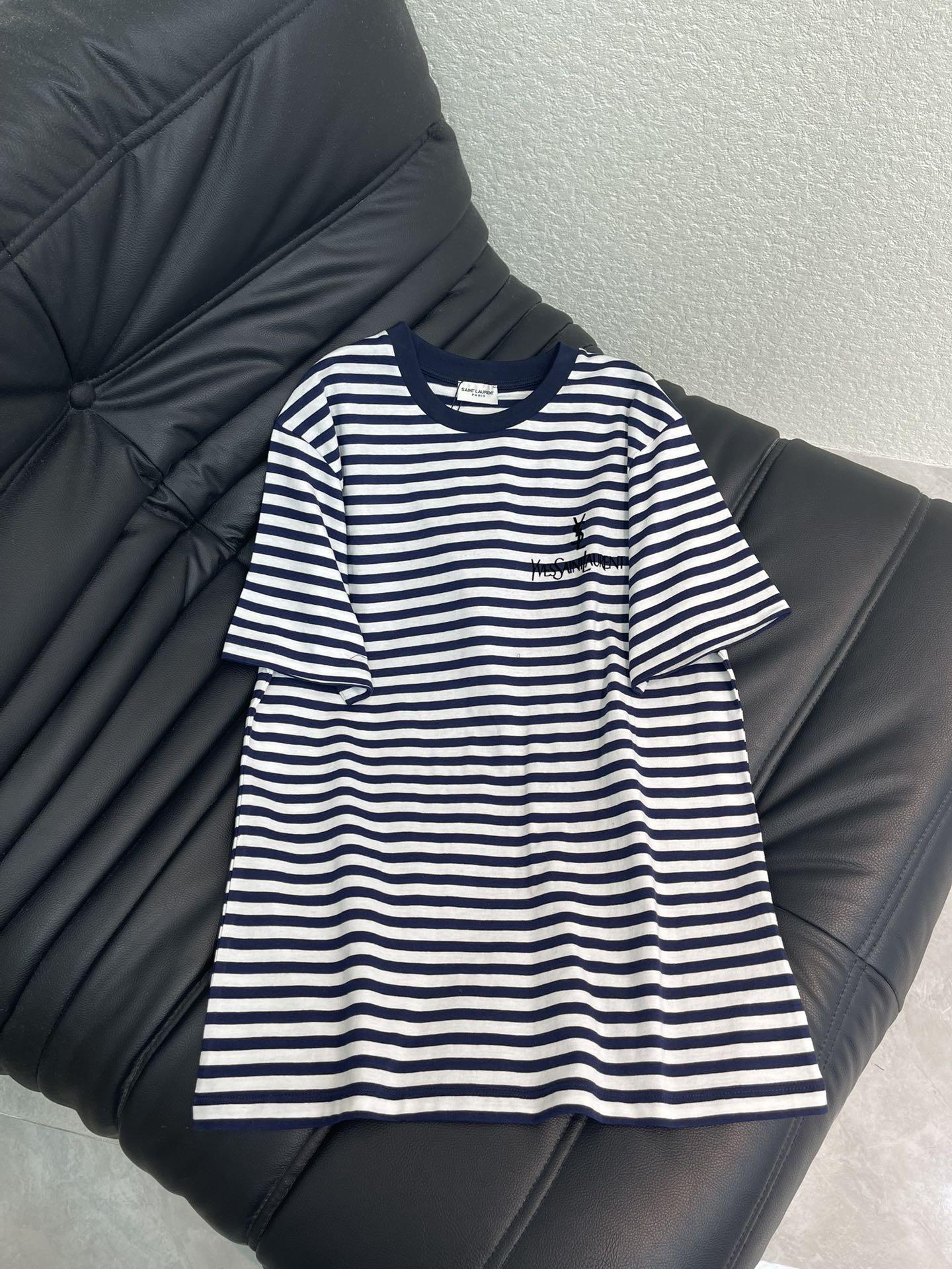 NO:623655,Ysl*26 new early spring flocked letter striped short-sleeved T-shirt. The exquisite version makes the upper body look slimmer!  Customized latest craftsmanship, low-key luxury!  Fashionable must-have items to unlock all outfits!  Look for our quality!  The classic items are fashionable and high-end. The classic styles are versatile and easy to match! SML, saint laurent, T-shirt, tees, t-shirt, alexander wang19860909Ysl*26早春新品植绒字母条纹短袖T恤 精致版型上身巨显瘦！ 定制最新工艺 低调奢华！ 时髦精必备单品解锁所有穿搭！ 认准我家品质！经典单品时髦又高级 经典版型百搭不挑人! SML,,saint laurent,T-shirt,tees，t-shirt,alexander wang,Women's clothing