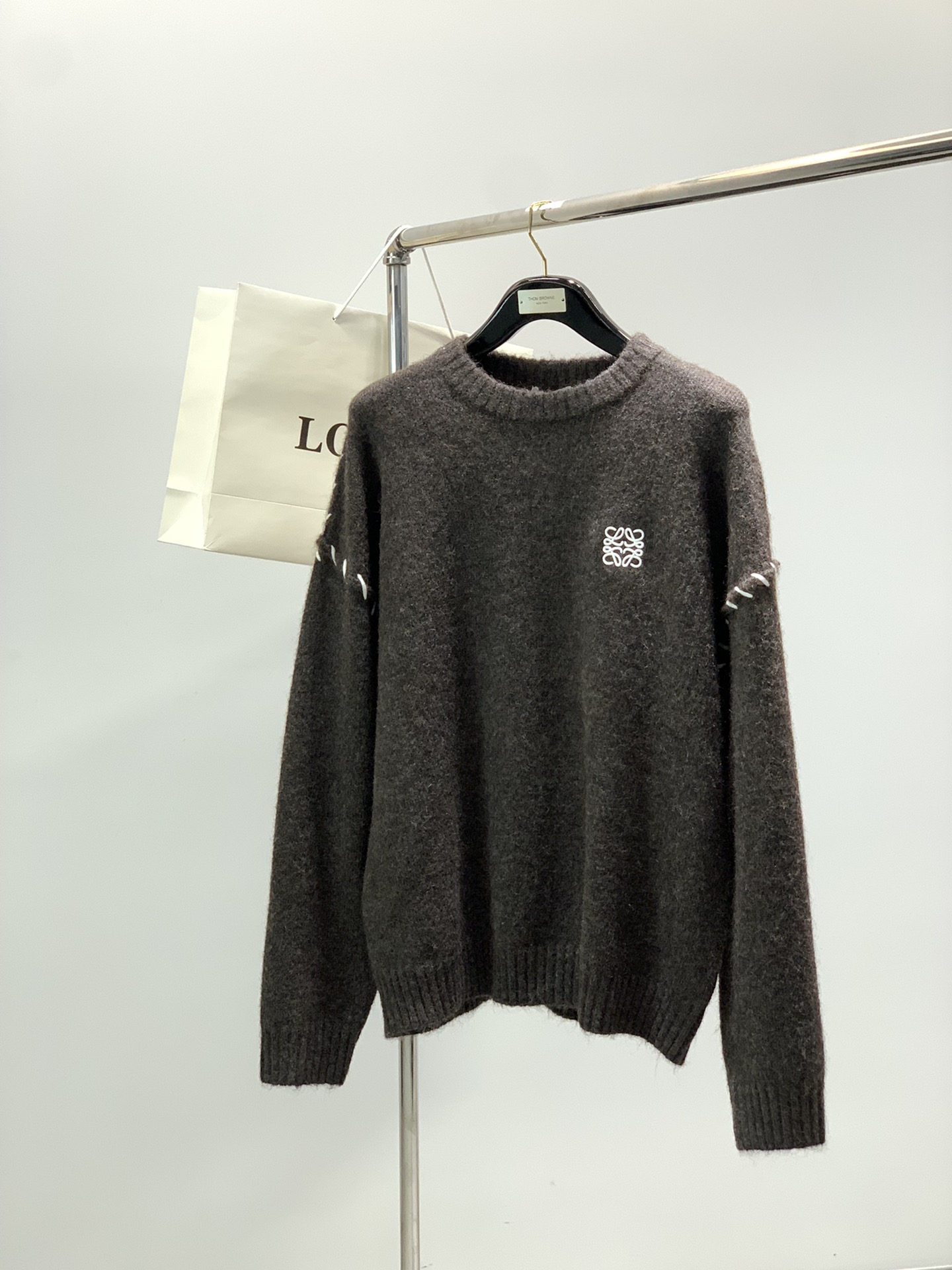 NO:643872,, Loewe, the latest model for winter, available at counters at the same time, original order, fashionable and casual round neck long-sleeved knitted sweater, the upper body is very unique!  Eye-catching and bright, imported original fabrics, top embroidery craftsmanship letter pattern decorative logo, simple yet fashionable, classic atmosphere, comfortable and breathable, handsome and stylish upper body, 2 colors recommended, size M-XL,, loewe, loewe, sweaters, alexander wang19860909,Loewe 罗意威,冬季最新款,专柜同步有售,原单狠货,时尚休闲圆领长袖针织毛衣,上身很有特点！吸睛而有亮点,进口原版面料,顶级刺绣工艺字母图案装饰Logo,简单而不失时尚,经典大气,舒适透气,上身帅气有型,2色推荐,码数M-XL,,loewe,loewe,sweaters,alexander wang,Men's clothing